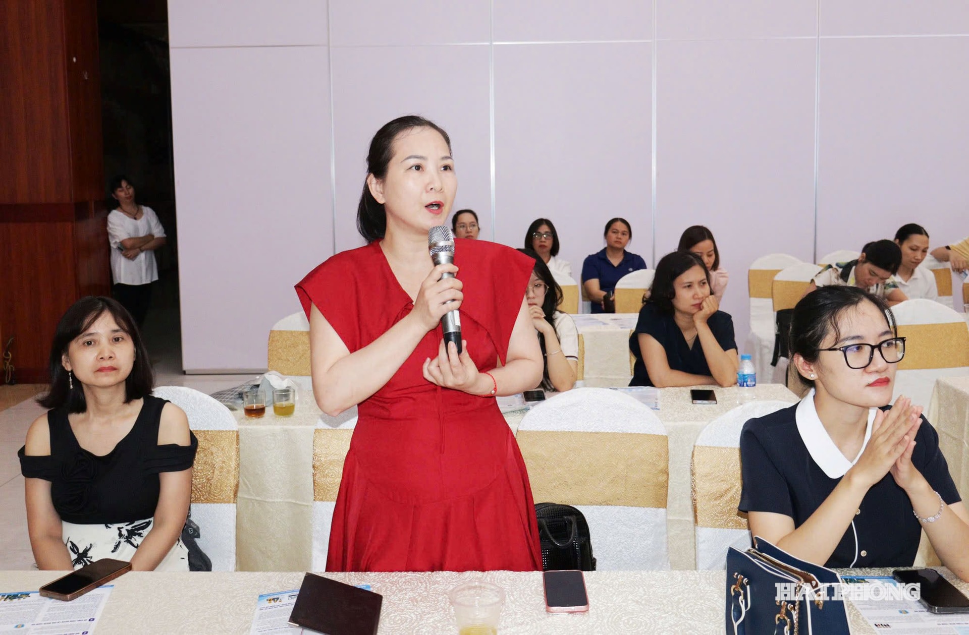 Đại diện doanh nghiệp trao đổi tại hội nghị đối thoại