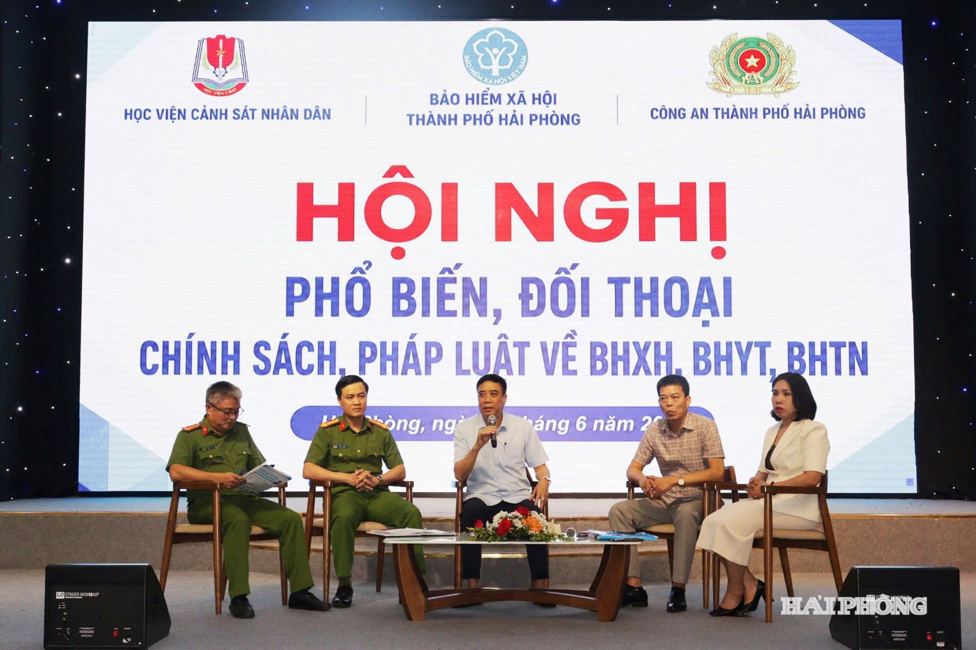 Đại diện các đơn vị giải đáp những thắc mắc của các doanh nghiệp