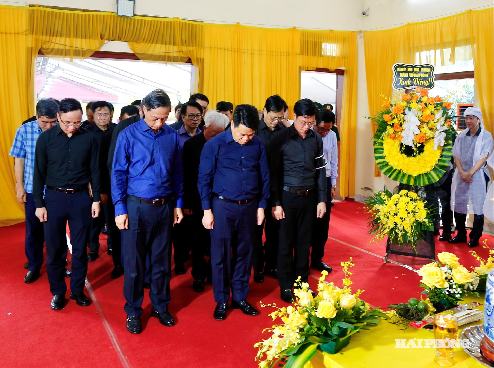 Đồng chí Lê Ngọc Châu, Uỷ viên Trung ương Đảng, Bí thư Thành ủy, Trưởng đoàn đại biểu Quốc hội thành phố cùng các đồng chí lãnh đạo thành phố làm lễ dâng hương viếng lễ tang đồng chí Đào An, nguyên Phó Bí thư Thành ủy, Chủ tịch UBND thành phố Hải Phòng.