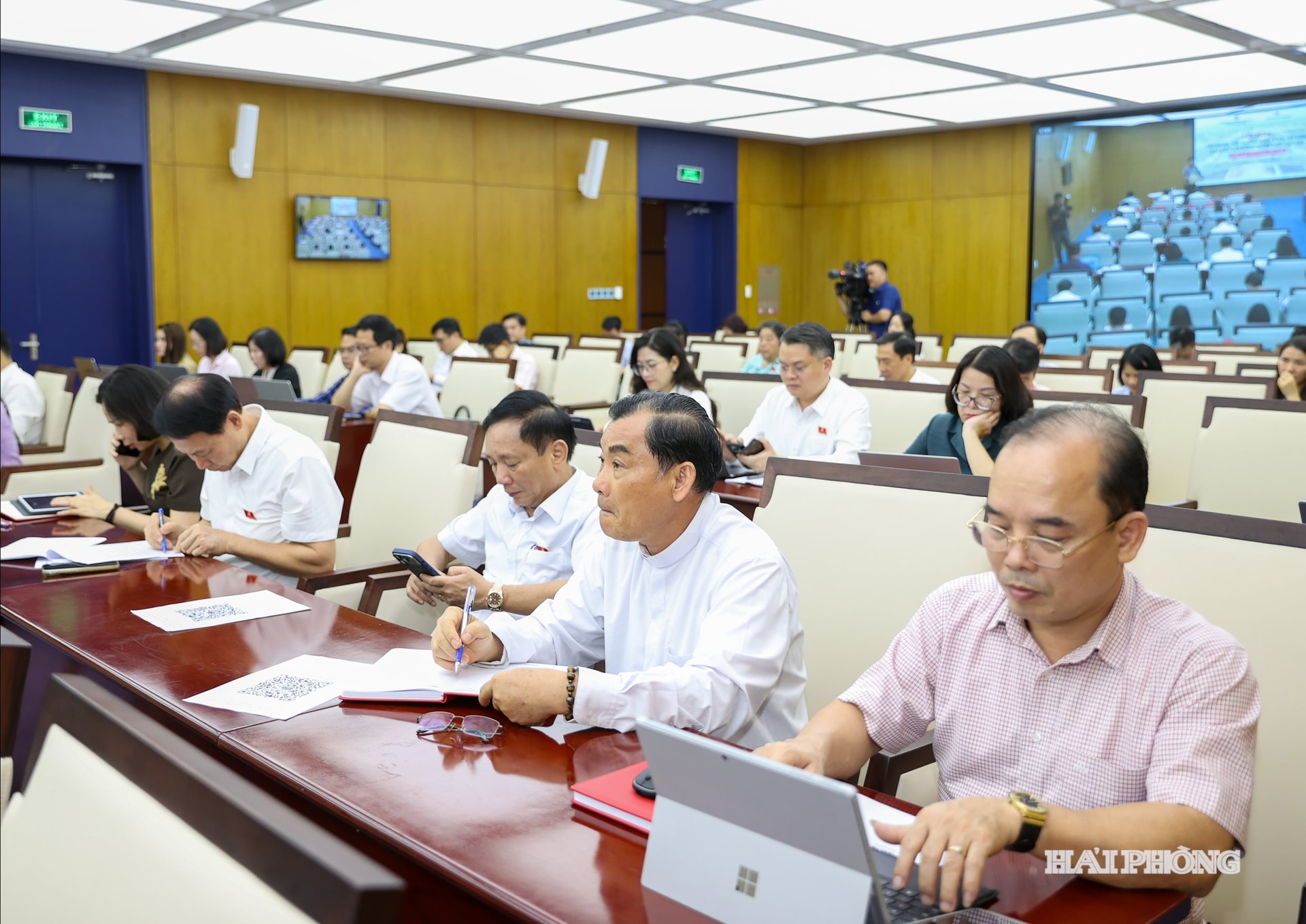 Các đại biểu HĐND thành phố dự hội nghị
