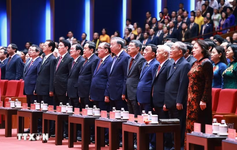 Tổng Bí thư, Chủ tịch nước Tô Lâm cùng các đại biểu thực hiện nghi lễ chào cờ. (Ảnh: Dương Giang/TTXVN)