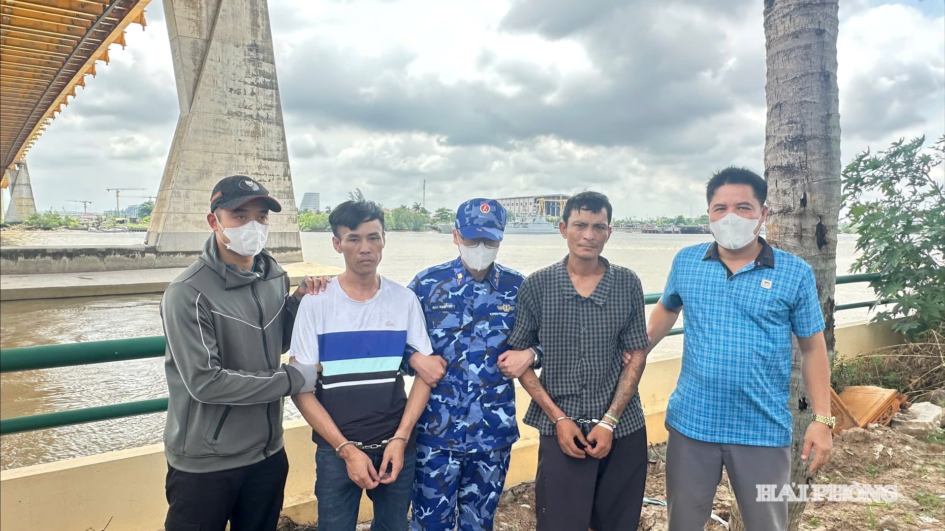 Đối tượng Lê Văn Sinh (áo trắng) và Nguyễn Văn Long (áo kẻ) tại thời điểm bị bắt giữ