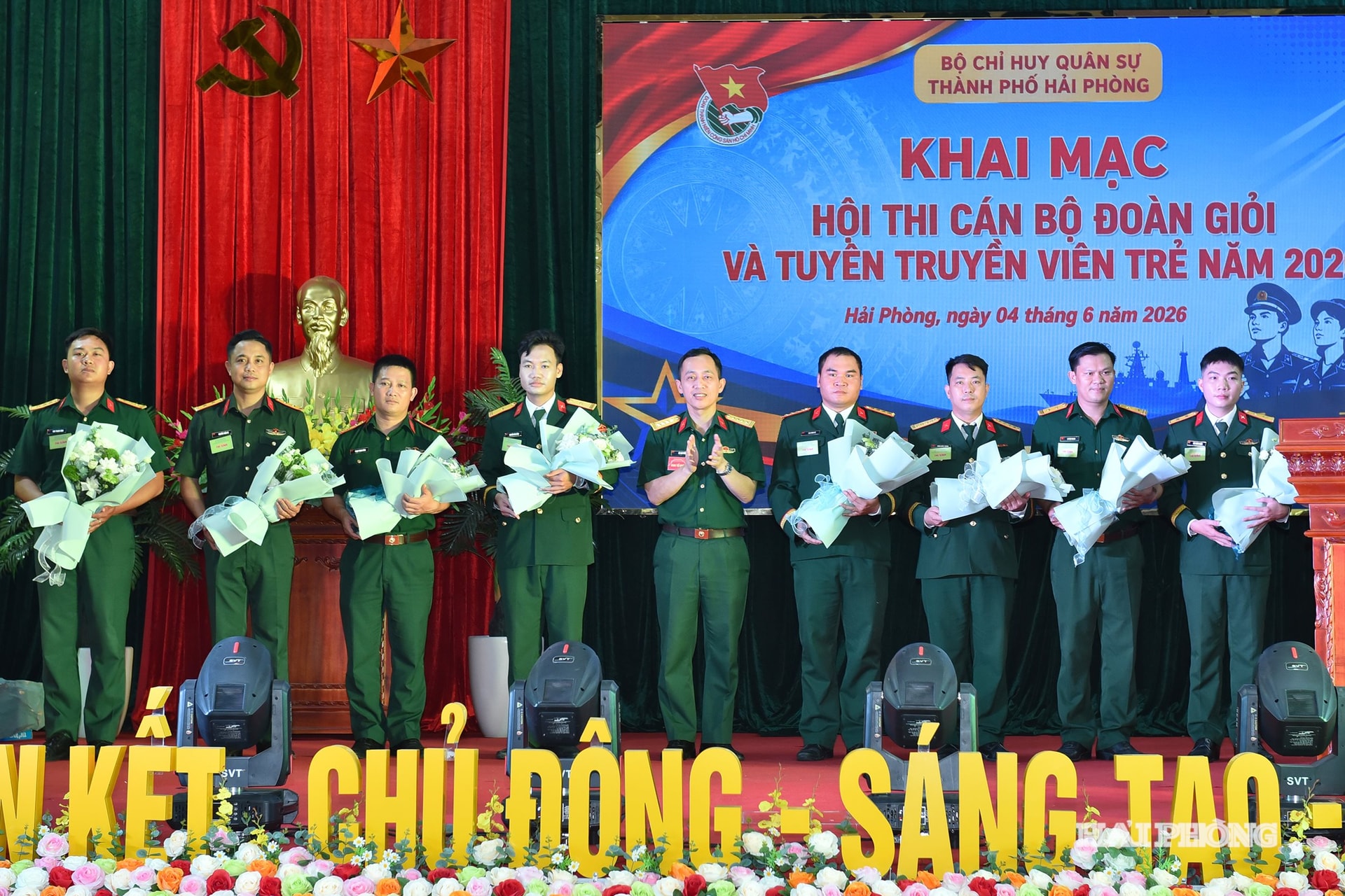 Đại tá Lê Anh Tuấn, Phó Chính ủy Bộ CHQS thành phố tặng hoa chúc mừng các đơn vị dự hội thi