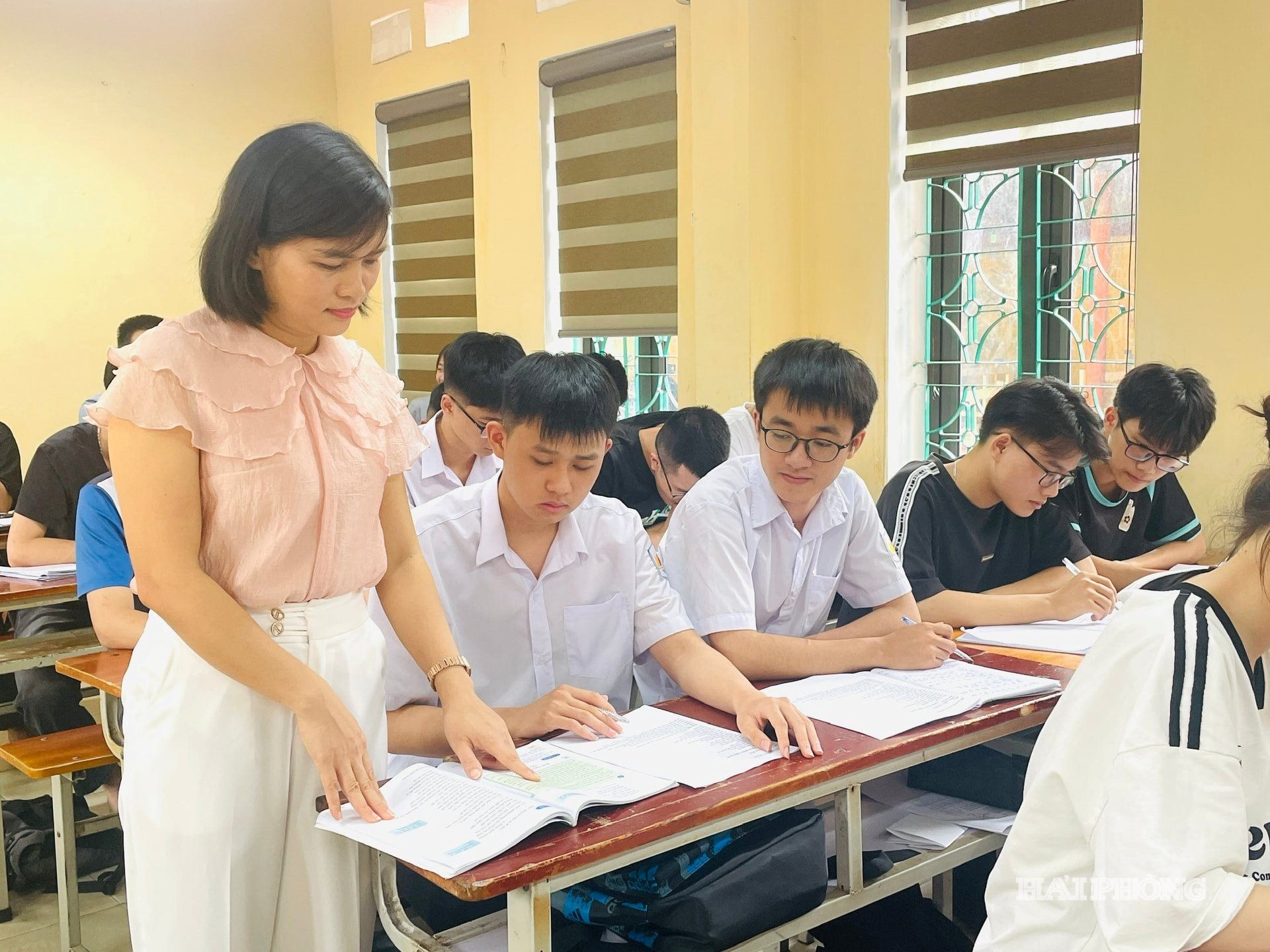 Cô giáo Nguyễn Thị Hiếu, giáo viên môn ngữ văn Trường THPT Nam Sách (xã Nam Sách) phấn khởi khi từ ngày 1/7 tới tăng lương cơ sở và phụ cấp ưu đãi nghề.