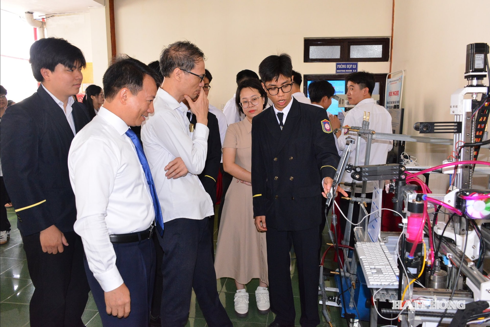 Sinh viên trình bày sản phẩm tại triển lãm
