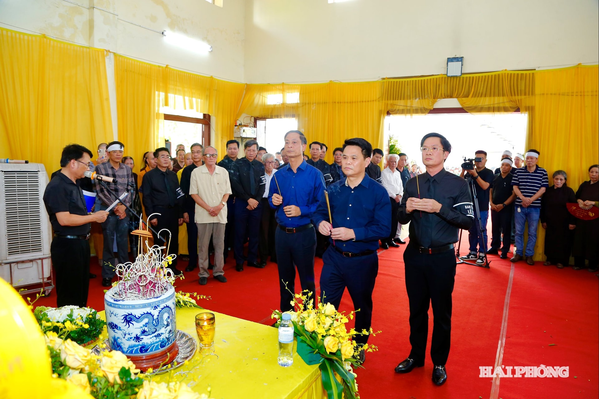 Đồng chí Lê Ngọc Châu, Uỷ viên Trung ương Đảng, Bí thư Thành ủy , Trưởng đoàn đại biểu Quốc hội thành phố Hải Phòng cùng các đồng chí lãnh đạo, nguyên lãnh đạo thành phố dâng hương tưởng nhớ tại lễ truy điệu đồng chí Đào An.