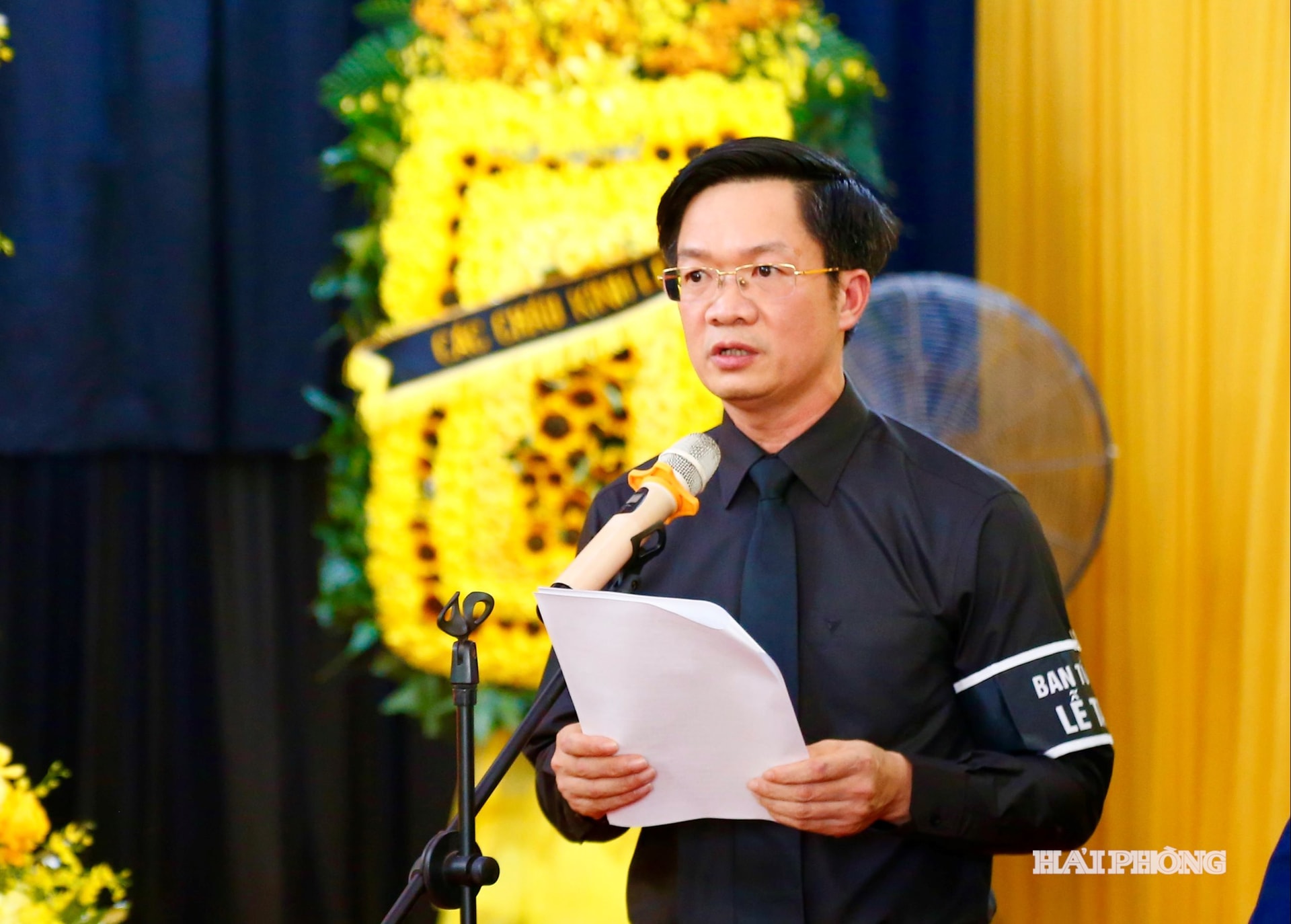 Đồng chí Phạm Văn Lập, Phó Bí thư Thành ủy, Chủ tịch Mặt trận Tổ quốc Việt Nam thành phố trình bày điếu văn tại lễ truy điệu đồng chí Đào An.