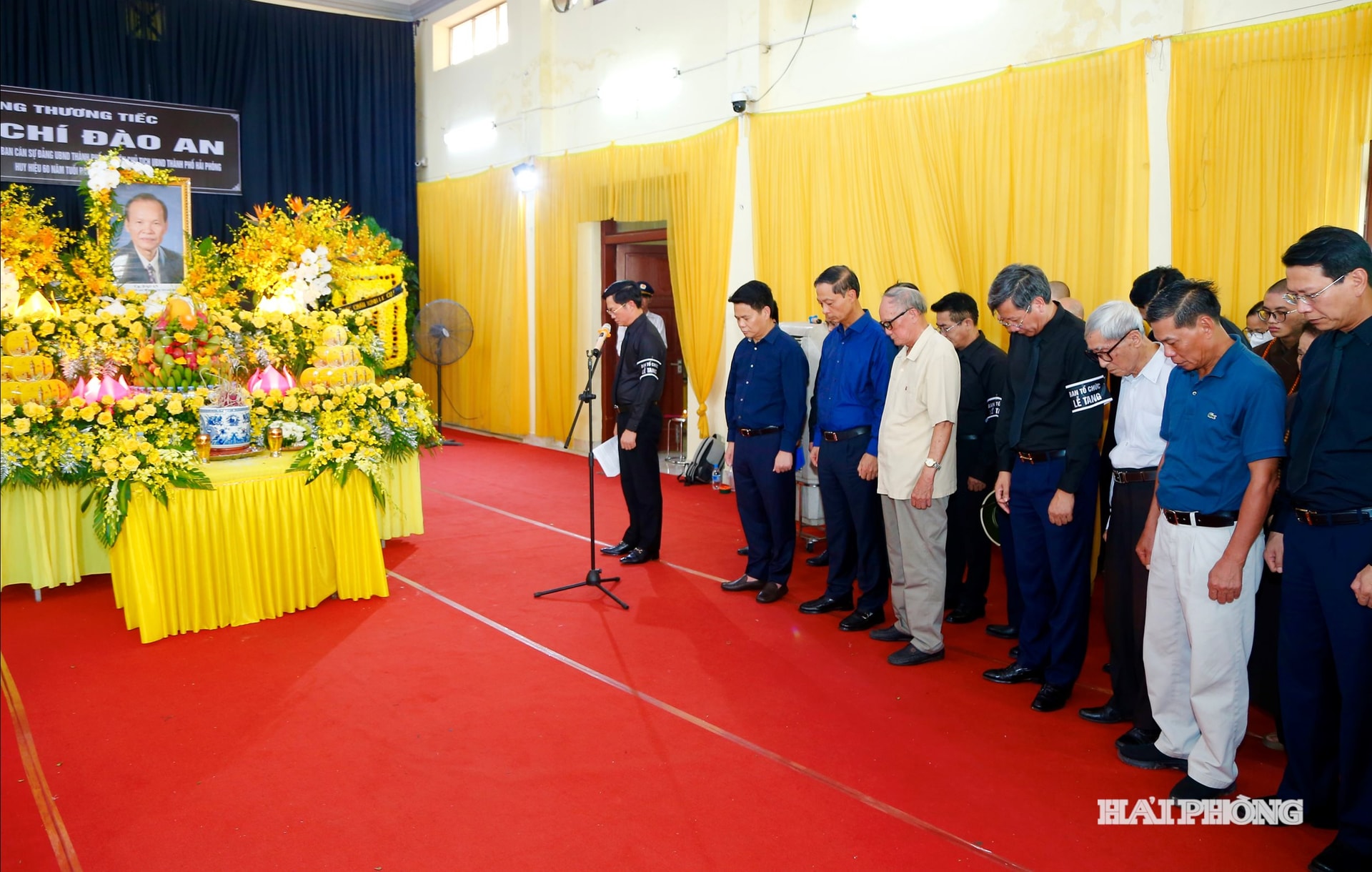 Đồng chí Lê Ngọc Châu, Uỷ viên Trung ương Đảng, Bí thư Thành ủy , Trưởng đoàn đại biểu Quốc hội thành phố Hải Phòng cùng các đồng chí lãnh đạo, nguyên lãnh đạo thành phố thực hiện nghi thức mặc niệm tại lễ truy điệu đồng chí Đào An, Nguyên Phó Bí thư, Chủ tịch UBND thành phố Hải Phòng