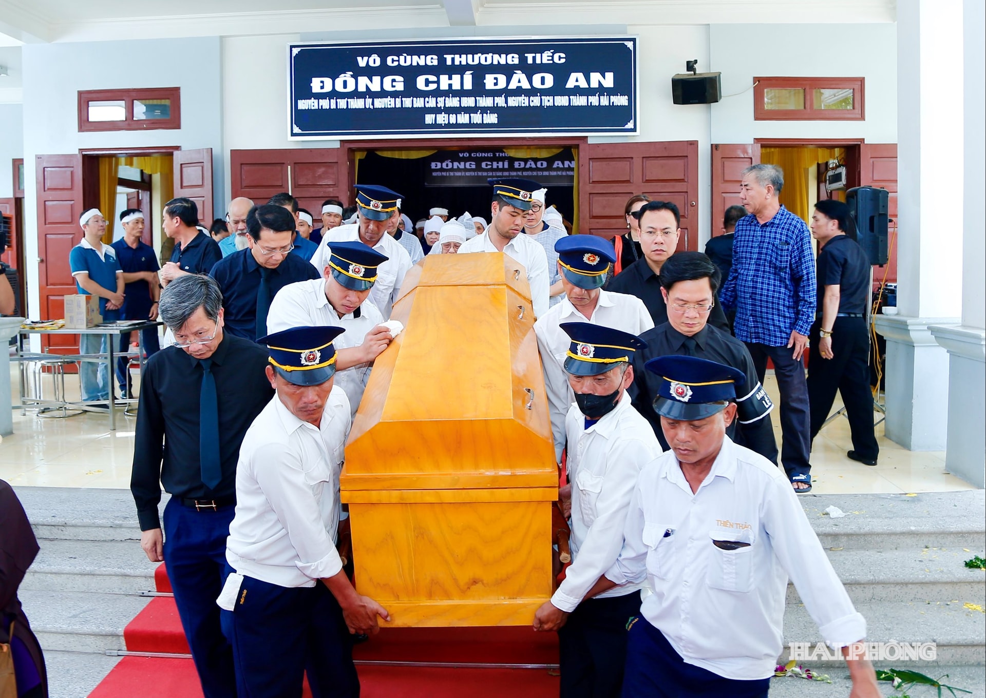 Các đồng chí lãnh đạo thành phố đưa tiễn linh cữu đồng chí Đào An, Nguyên Phó Bí thư Thành ủy, Chủ tịch UBND thành phố về nơi an nghỉ cuối cùng.