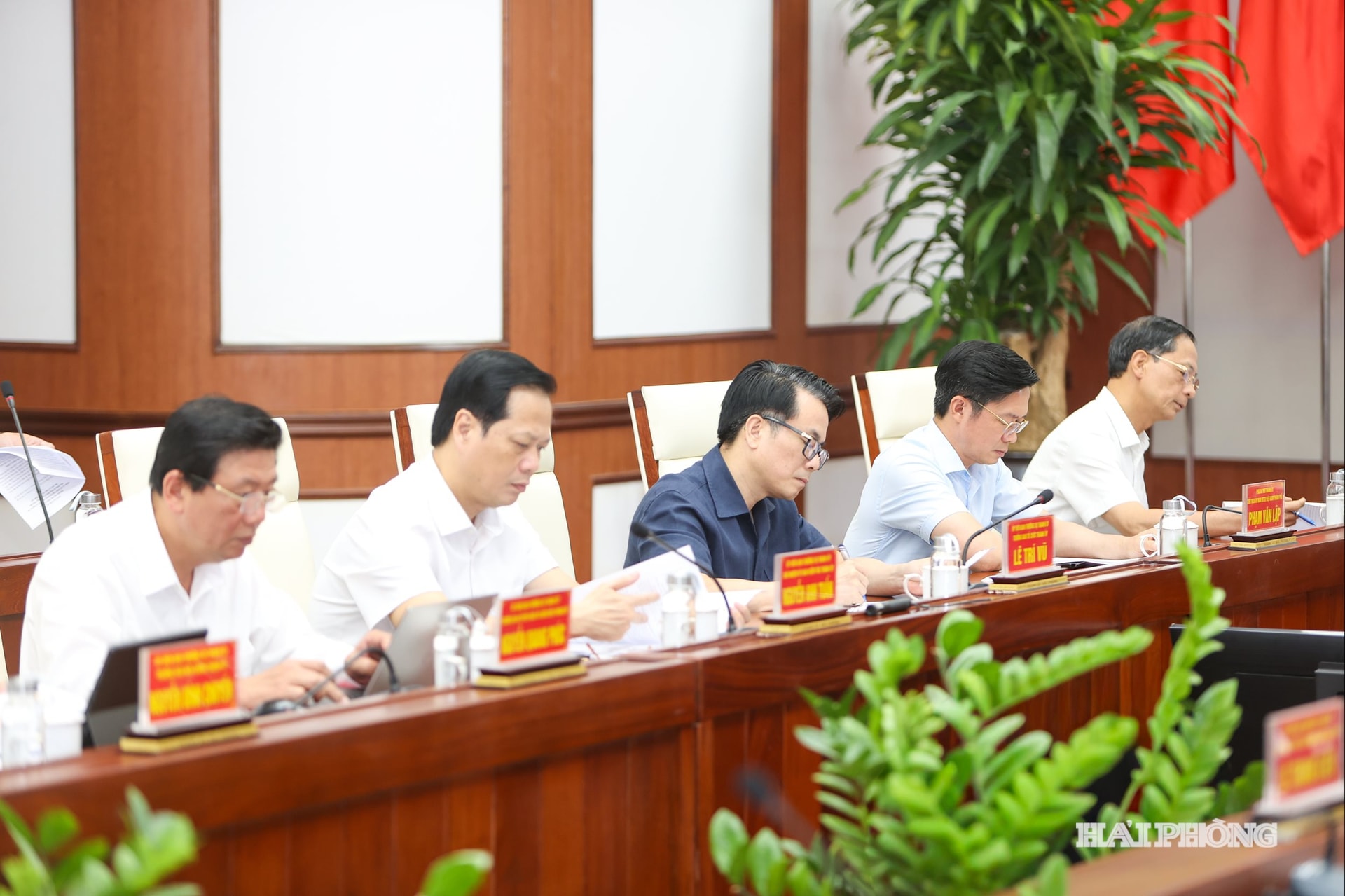 Các đồng chí dự hội nghị