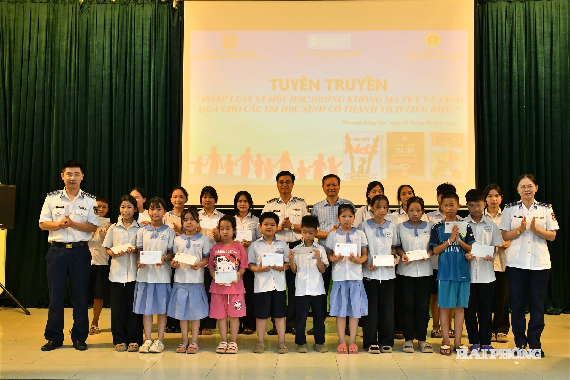 Đoàn Đặc nhiệm PCTP ma túy số 1 tặng quà cho học sinh có thành tích xuất sắc trong học tập