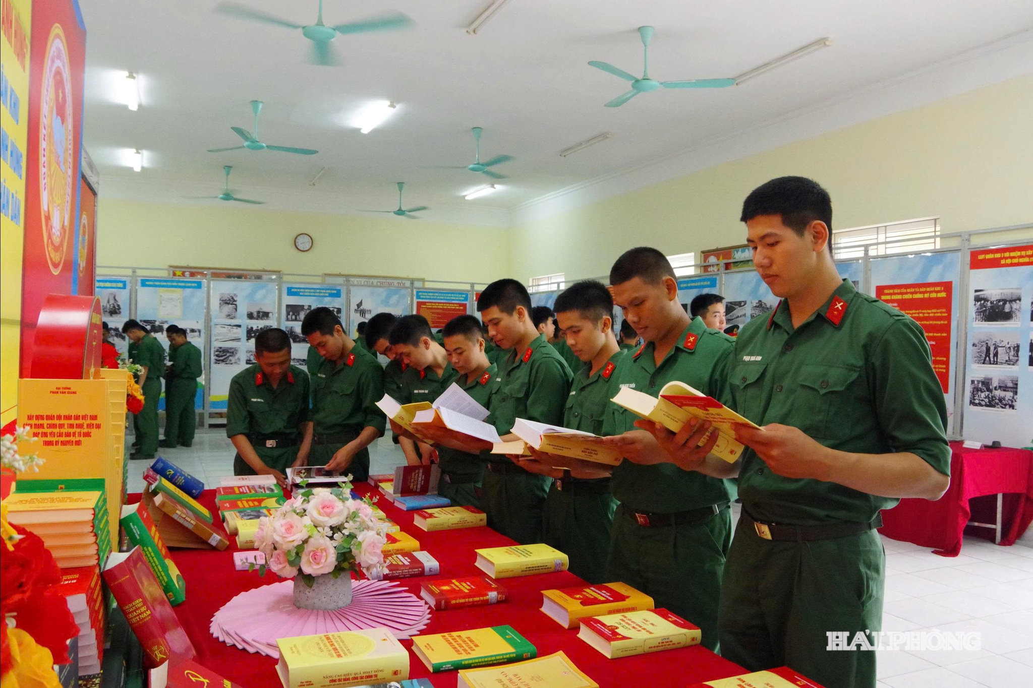 hoc-chinh-tri.jpg