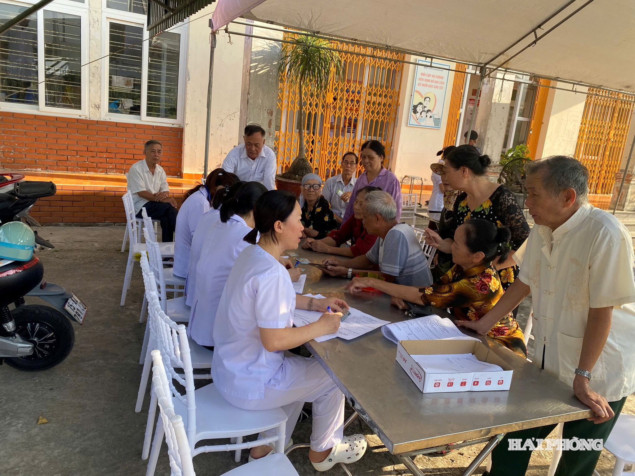 Người cao tuổi tại phường Nam Đồ Sơn đến khám bệnh miễn phí tại Trạm Y tế phường. Ảnh: HẢI VÂN