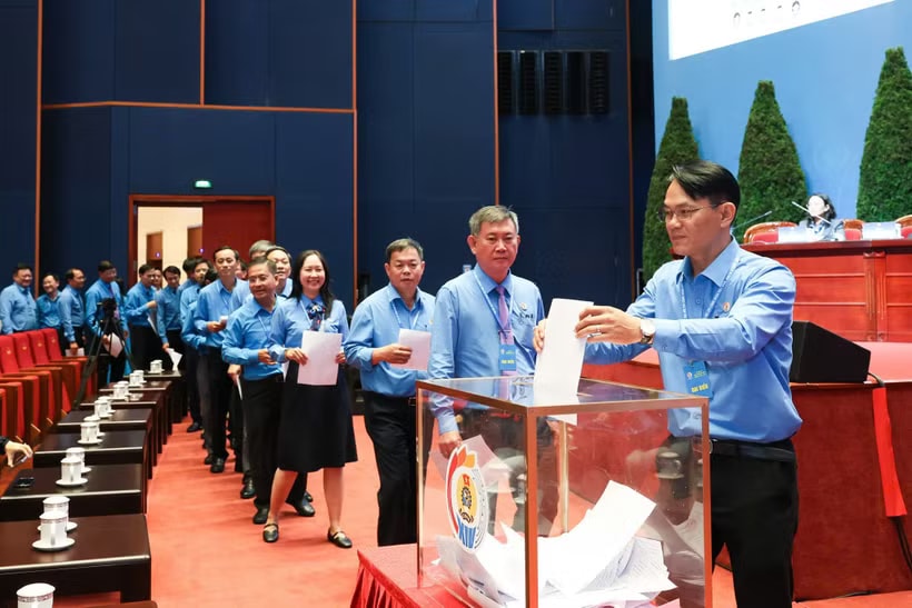 Các đại biểu bỏ phiếu bầu Ban Chấp hành Tổng Liên đoàn khóa XIV. (Ảnh: PV/Vietnam+)