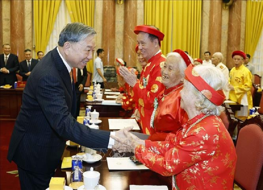 nguoi-cao-tuoi-01.png
