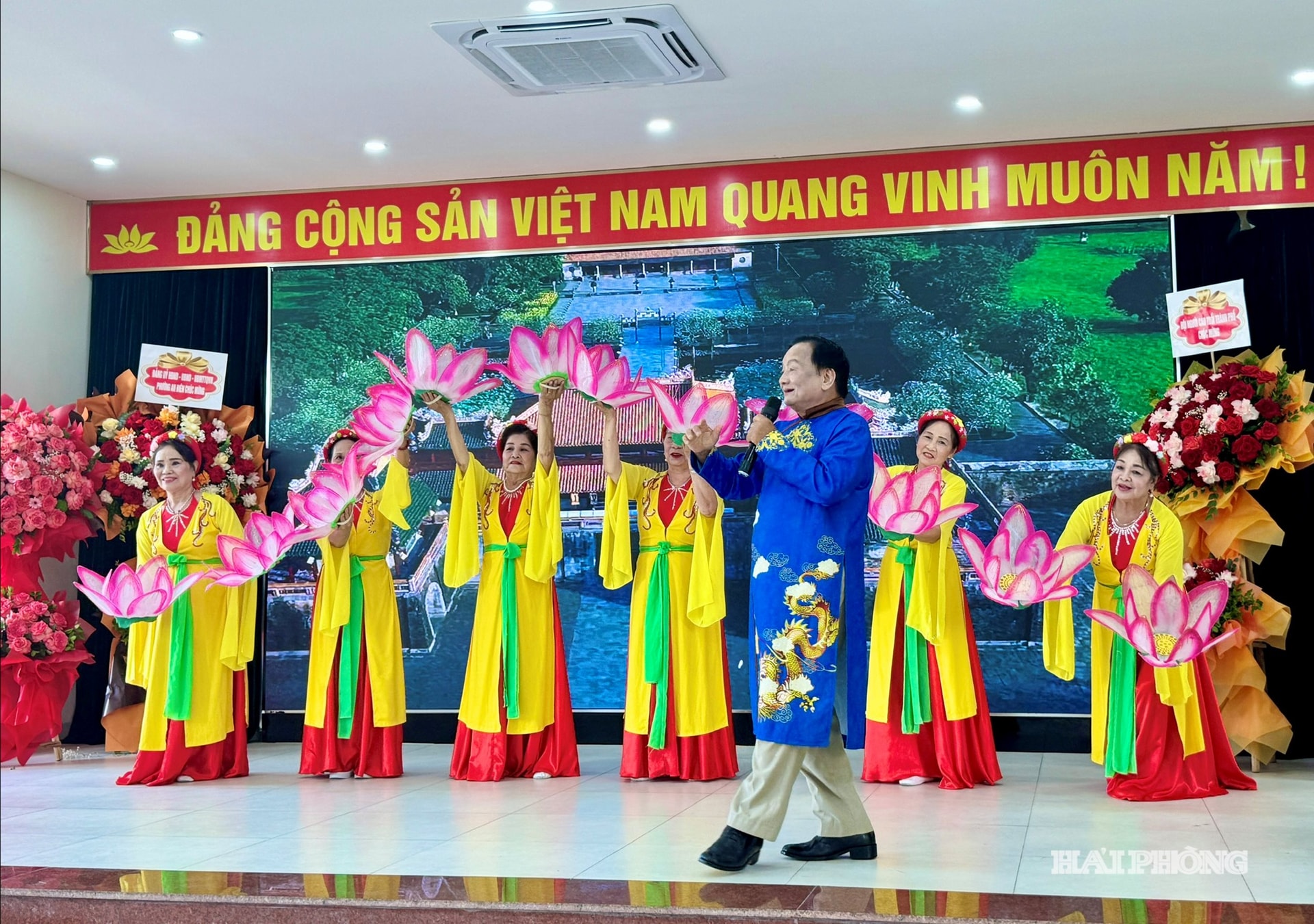 Người cao tuổi phường An Biên có cơ hội gặp gỡ, giao lưu, thể hiện niềm đam mê ca hát.