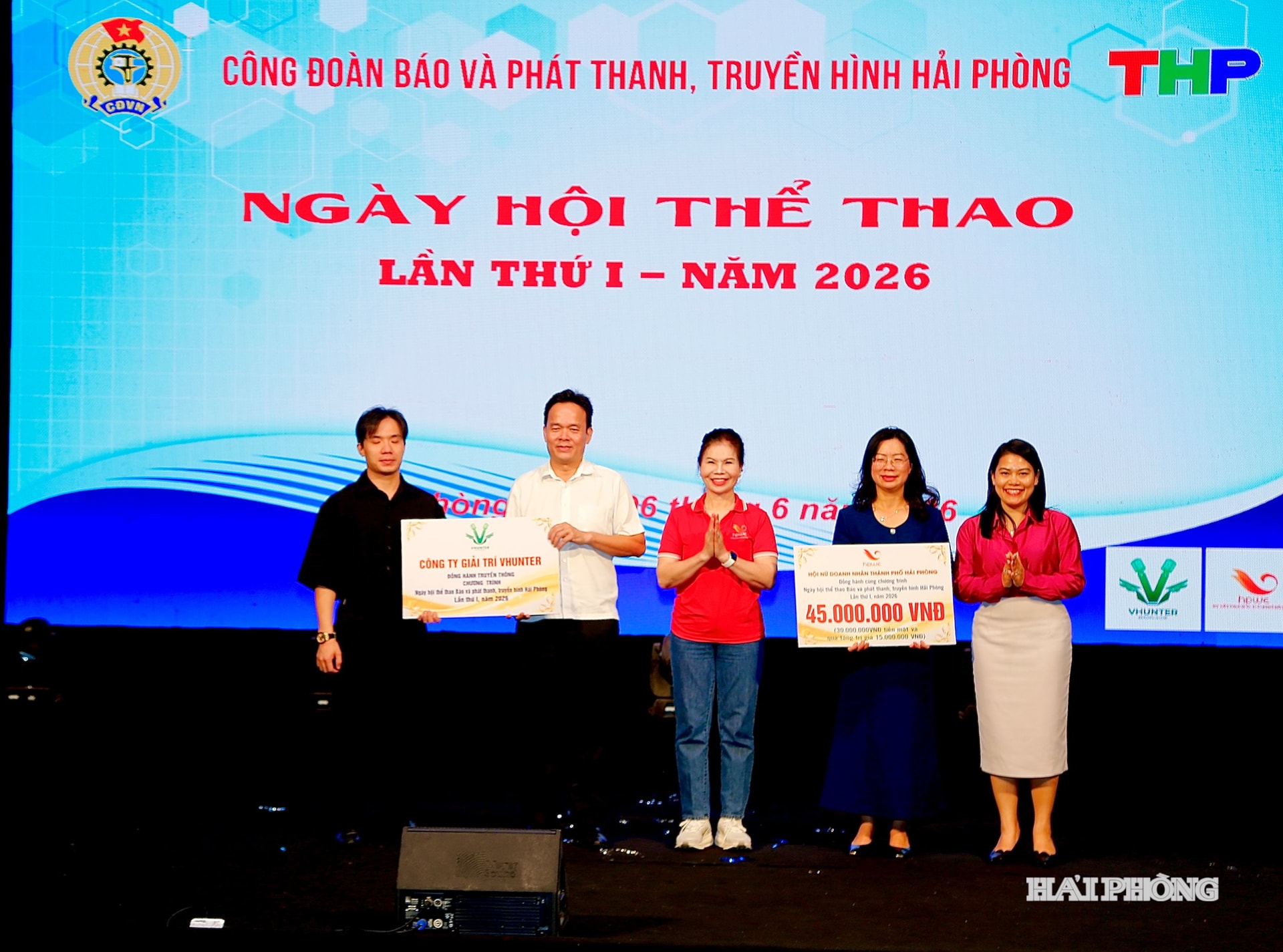 Lãnh đạo Công đoàn Báo và Phát thanh, Truyển hình Hải Phòng tiếp nhận tài trợ của các đơn vị.
