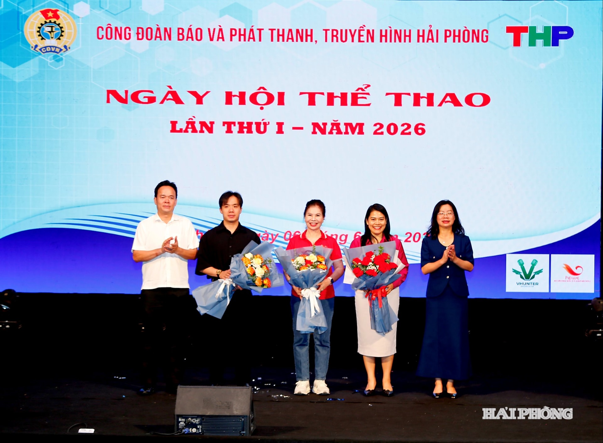 Lãnh đạo Công đoàn Báo và Phát thanh, Truyển hình Hải Phòng tặng hoa các đơn vị tài trợ.