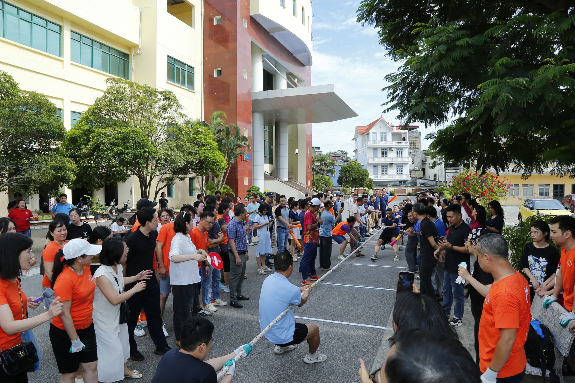 Đông đảo cán bộ, phóng viên, biên tập viên, người lao động tham gia thi đấu kéo co tại 