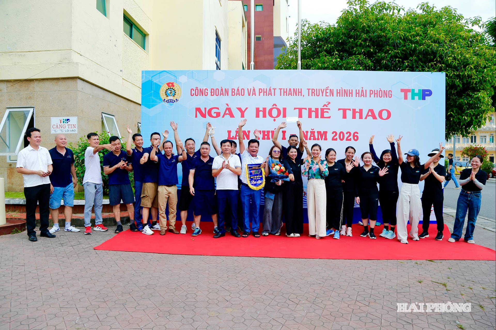 Lãnh đạo Công đoàn Báo và Phát thanh, Truyển hình Hải Phòng trao giải và chung vui cùng đội vô địch nội dung kéo co.