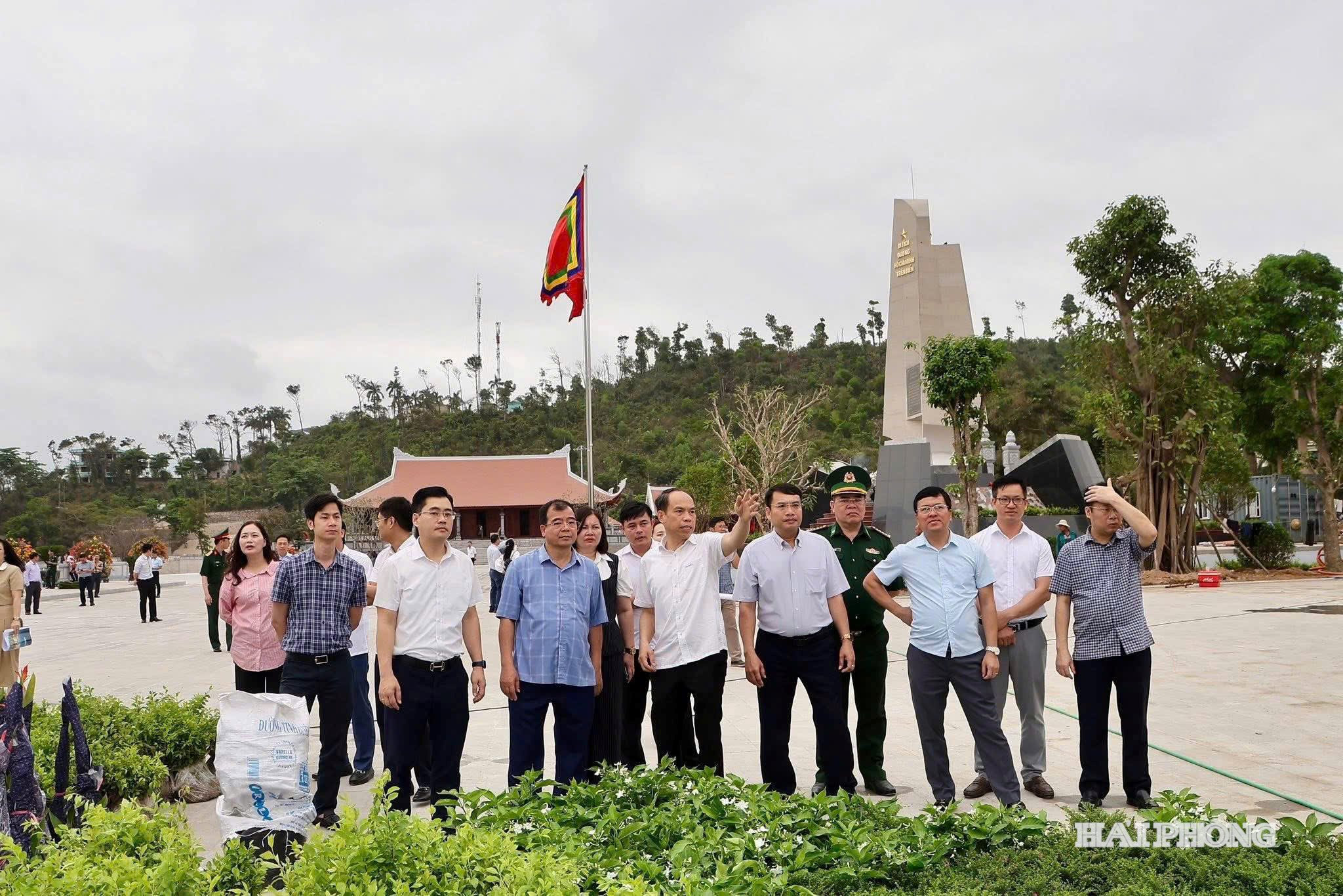 ảnh báo in: Ông Lê Quốc Tiến, Bí thư Đảng ủy phường (người chỉ tay) phát huy vai trò người đứng đầu cấp ủy, dám nghĩ, dám làm trong chỉ đạo phát triển kinh tế - xã hội du lịch phường Đồ Sơn. Ảnh: CTV