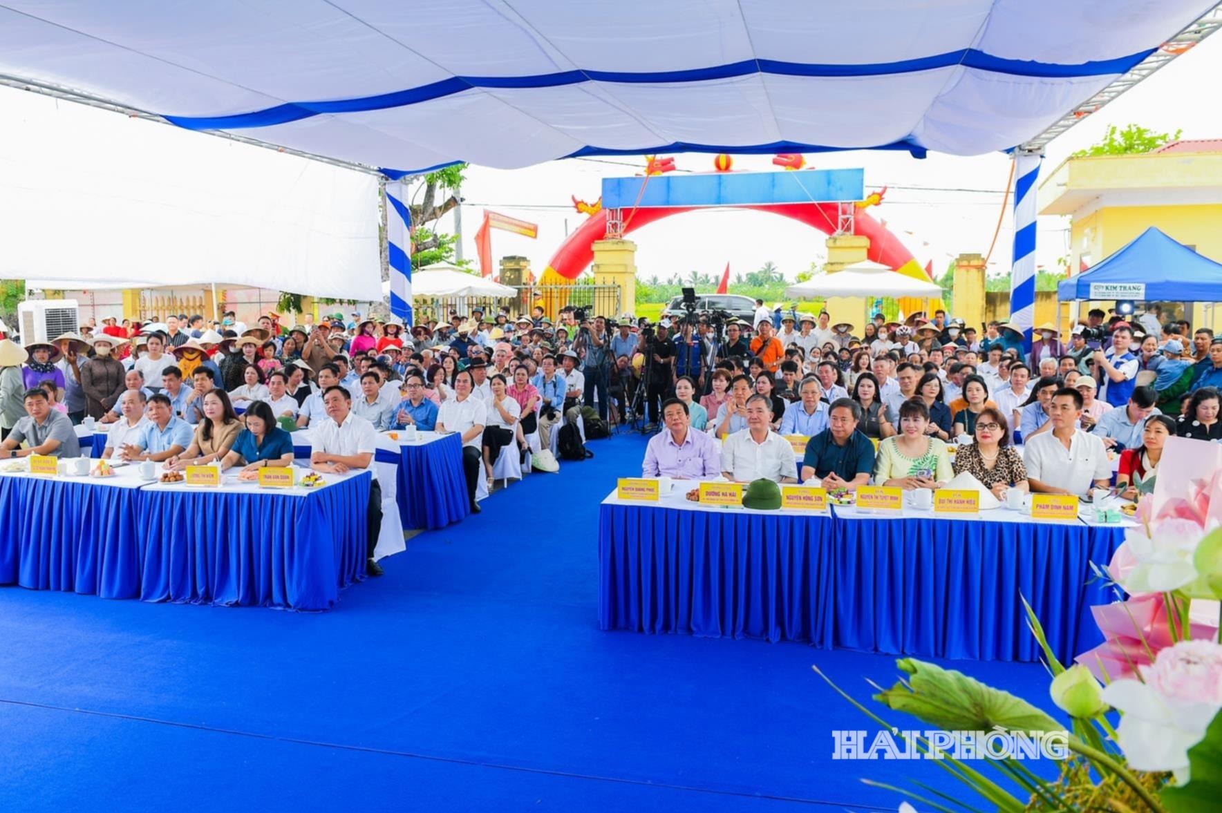 Các đại biểu dự Ngày hội lúa rươi hữu cơ và xúc tiến thương mại năm 2026 tại xã Chí Minh.