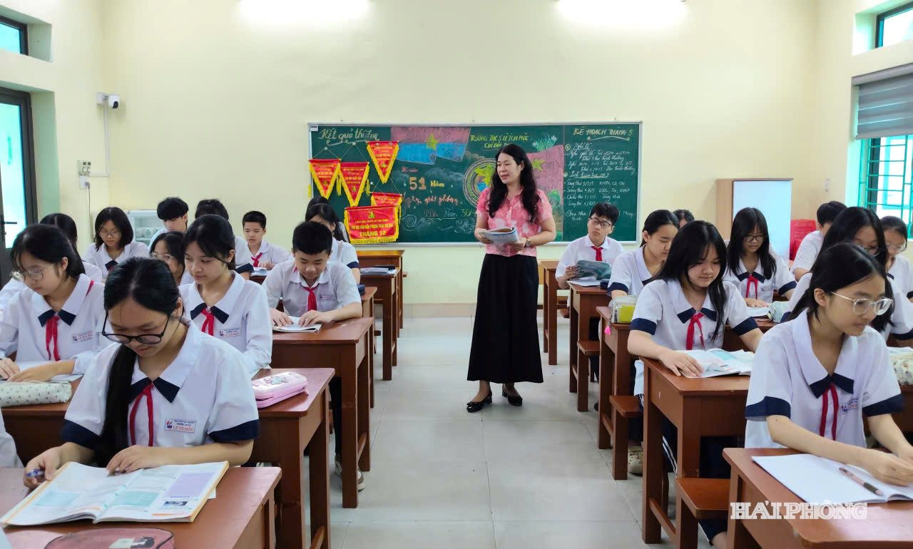 Công tác tuyển dụng, khắc phục tình trạng thiếu giáo viên đang được các xã, phường, đặc khu đề xuất thành phố, Trung ương giao quyền cho cấp xã. Trong ảnh: Cô và trò Trường THCS Lê Ích Mộc, phường Thủy Nguyên trong tiết học tiếng Anh.