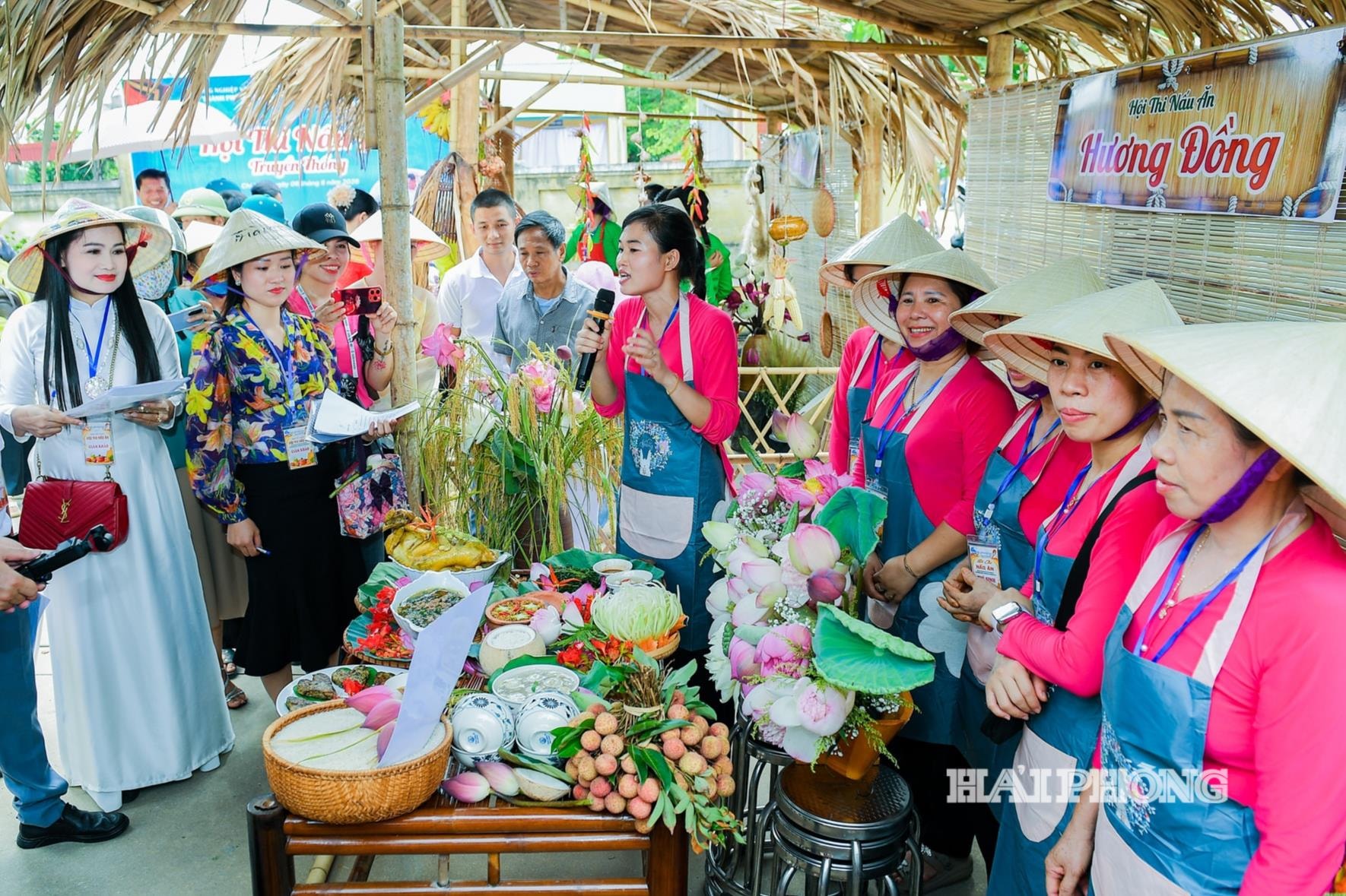Hội thi nấu ăn “Mâm cơm hữu cơ quê hương” với các món ăn là sản vật địa phương.