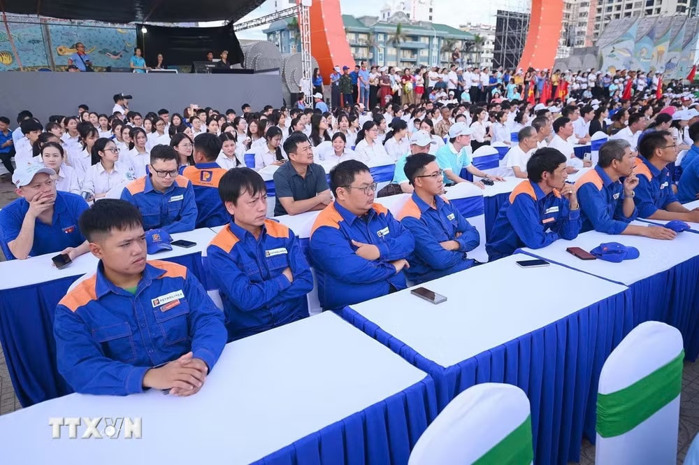 Các cơ quan chức năng, chính quyền địa phương, người dân tham gia hưởng ứng Lễ Phát động. (Ảnh: Trịnh Duy Hưng/TTXVN) ttxvn-bao-ve-moi-truong-1.jpg