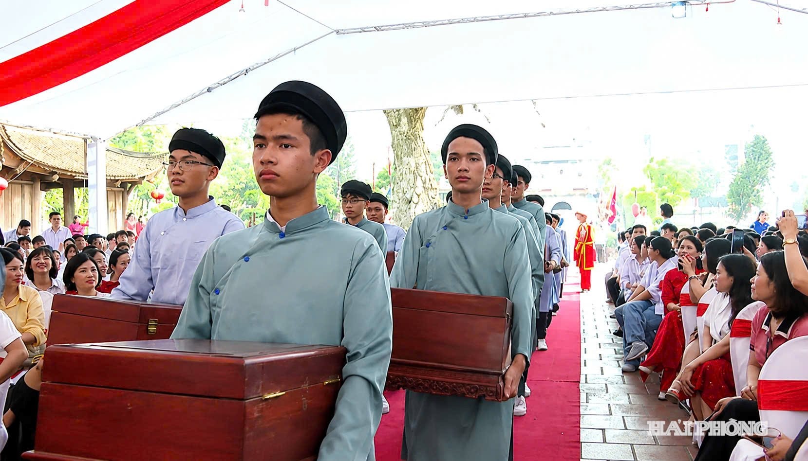 Học sinh Trường THPT Cẩm Giàng hóa thân thành các sĩ tử xưa trong hoạt động tái hiện không gian khoa bảng tại Văn Miếu Mao Điền.