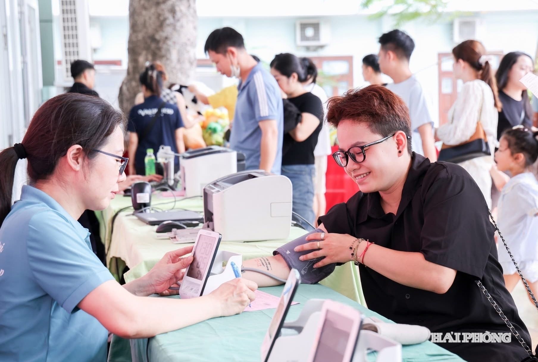 Đông đảo mọi người đăng ký tham gia hiến máu