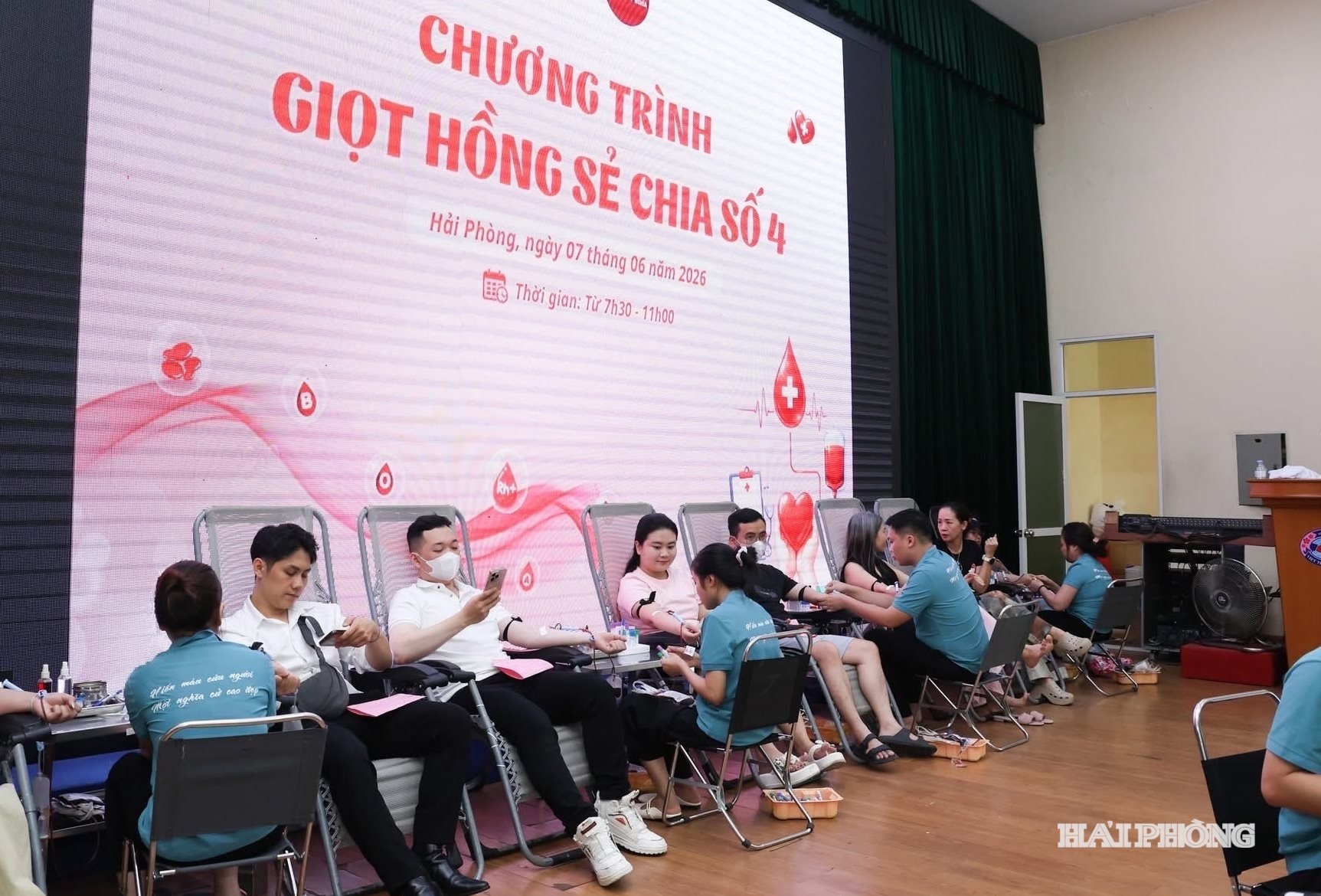 Mọi người tham gia hiến máu