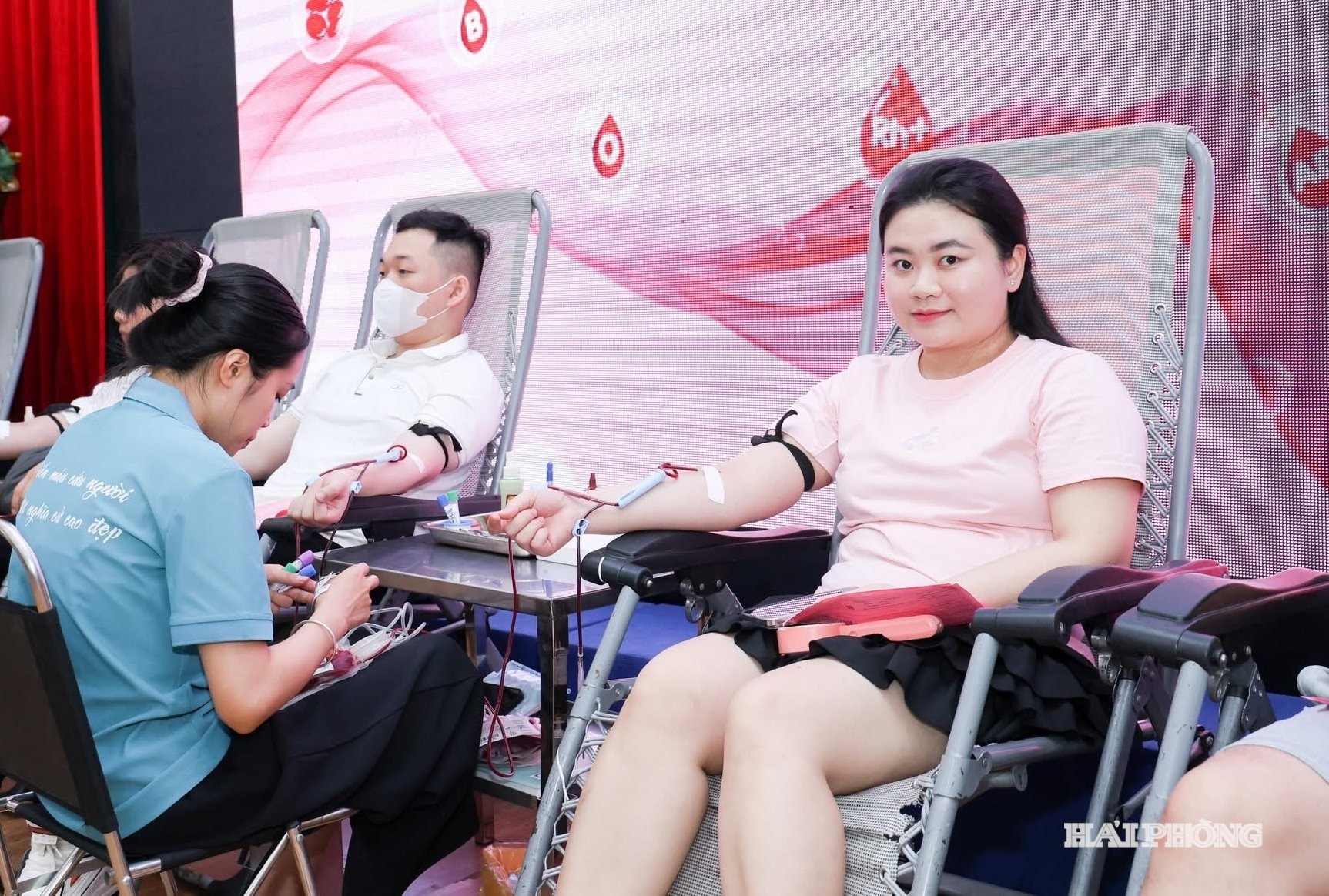 Mọi người tham gia hiến máu