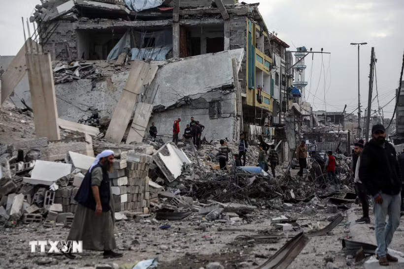 Tòa nhà tại phía Đông Nam thành phố Gaza bị phá hủy sau cuộc không kích của Israel. (Ảnh: THX/TTXVN)