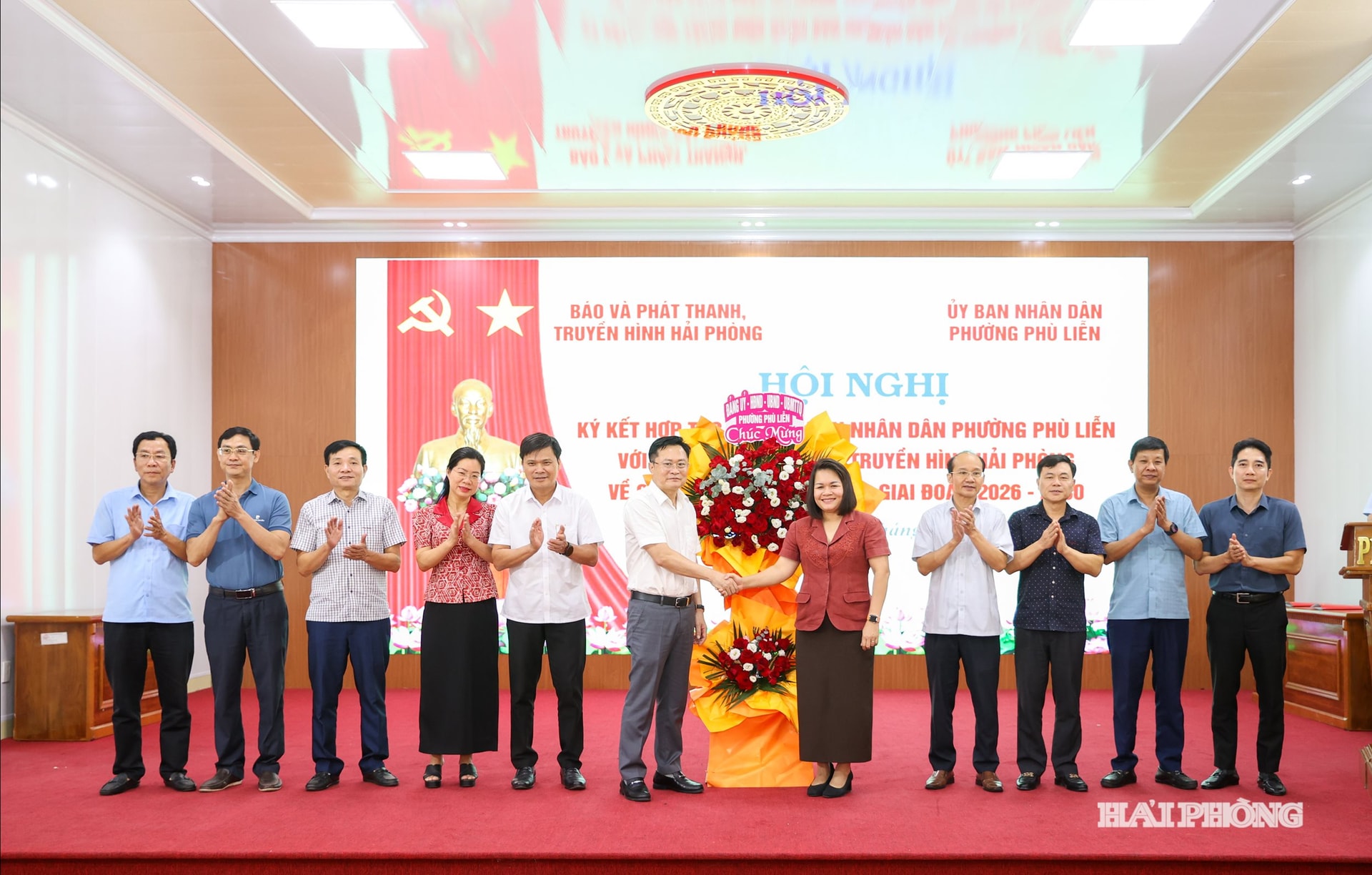 Các đồng chí lãnh đạo phường Phù Liễn tặng hoa chúc mừng Báo và phát thanh, truyền hình Hải Phòng nhân ngày Báo chí cách mạng Việt Nam