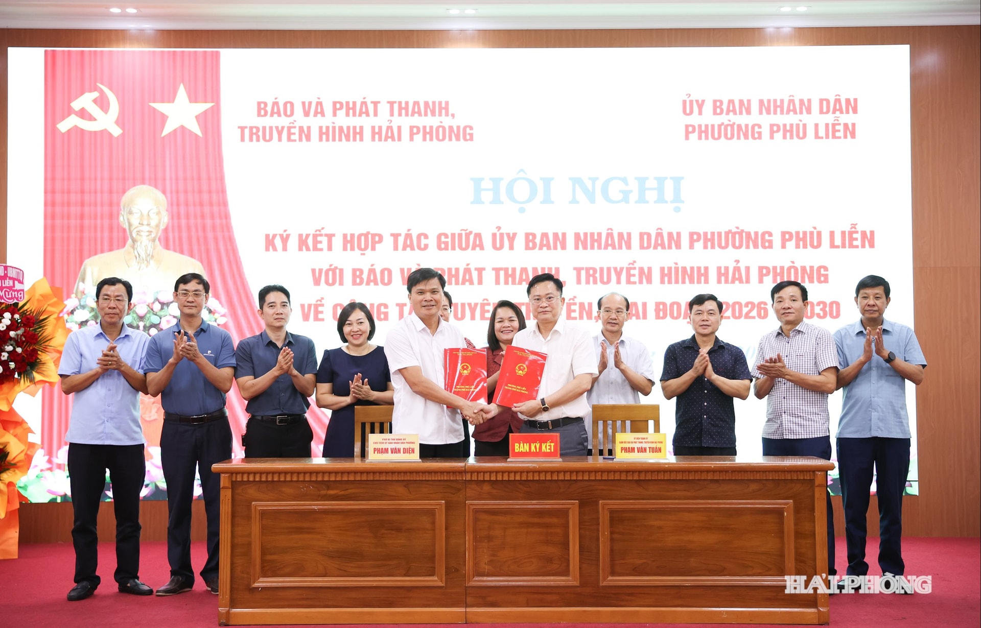 Các đồng chí lãnh đạo hai cơ quan ký kêt hợp tác tuyên truyền