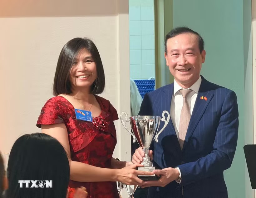 Đại sứ Nguyễn Văn Thảo trao cúp vô địch bảng nữ cho tay golf Trần Thị Tuyết Lan. (Ảnh: Hương Giang/TTXVN)