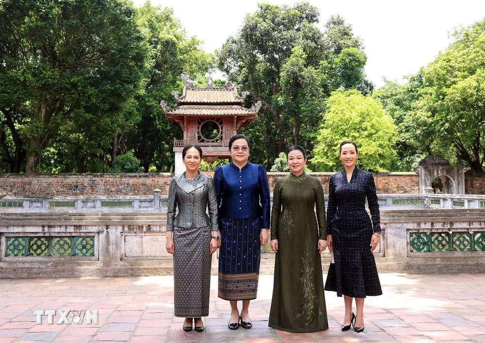 ttxvn-phu-nhan-thu-tuong-le-minh-hung-cung-phu-nhan-thu-tuong-lao-campuchia-thai-lan-tham-van-mieu-quoc-tu-giam-8813228-6.jpg
