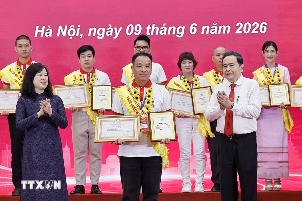 Chủ tịch Quốc hội Trần Thanh Mẫn và Bộ trưởng Y tế Đào Hồng Lan trao Chứng nhận vinh danh và Bằng khen, tôn vinh người hiến máu tình nguyện tiêu biểu toàn quốc năm 2026. (Ảnh: Doãn Tấn/TTXVN) ttxvn-chu-tich-quoc-hoi-du-le-ton-vinh-nguoi-hien-mau-tinh-nguyen-tieu-bieu-toan-quoc-0906-10.jpg