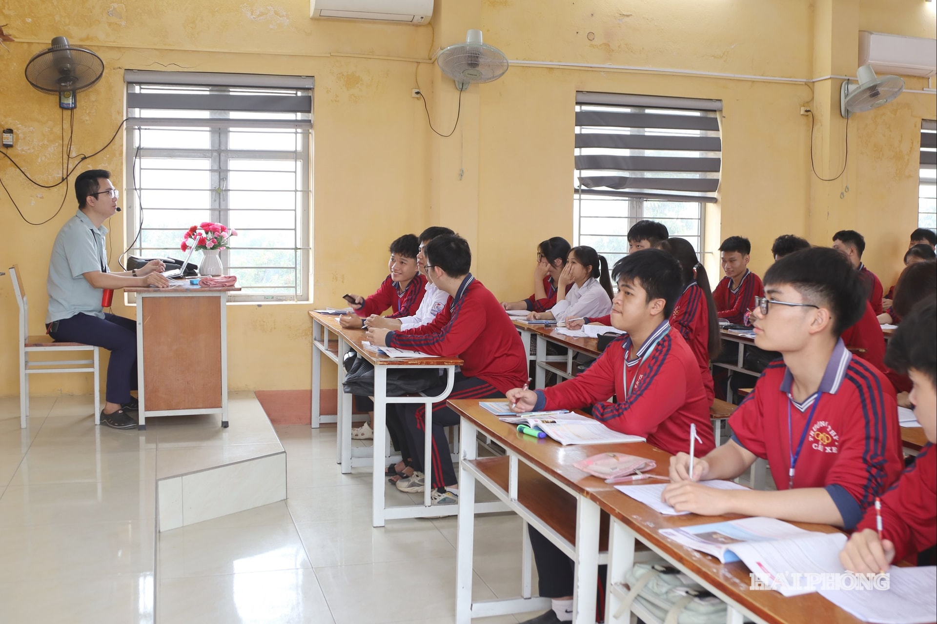 Sự tận tâm của giáo viên THPT Cầu Xe đã giúp học sinh nhà trường tự tin bước vào kỳ thi tốt nghiệp.