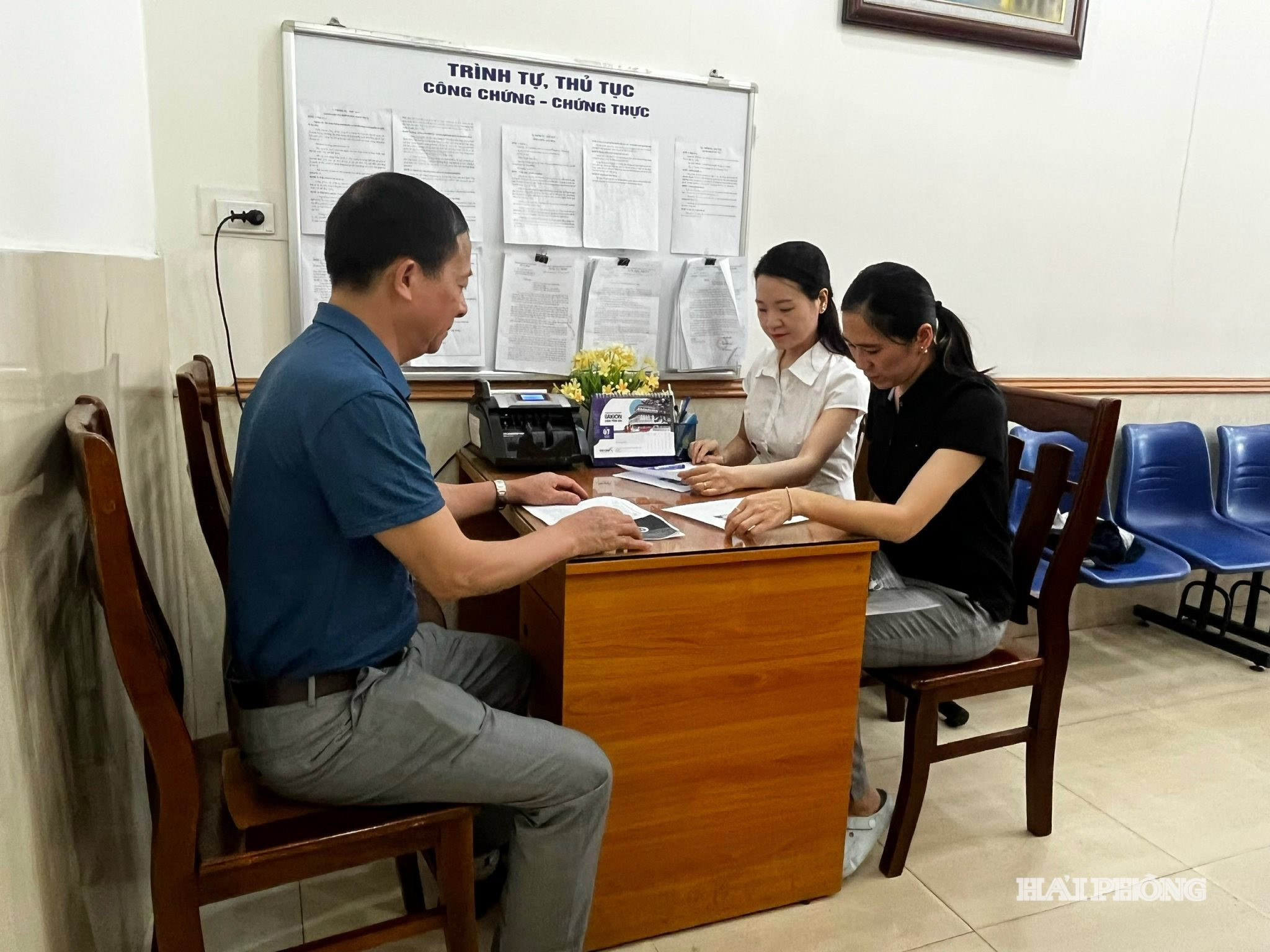 Người dân thực hiện các thủ tục công chứng tại Văn phòng công chứng An Bình. Ảnh: HẢI VÂN