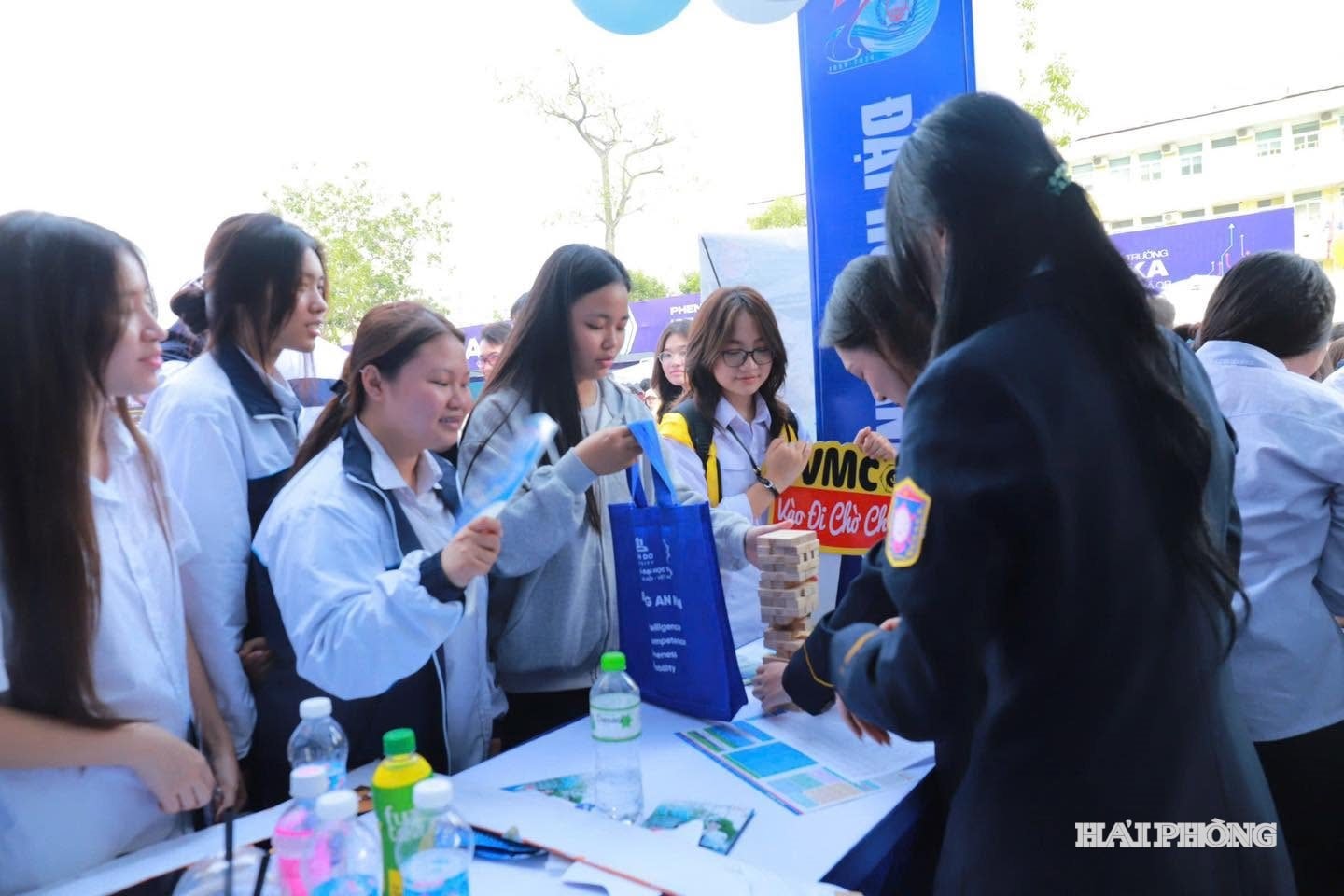 Việc đào tạo không dừng lại ở bậc đại học mà cần triển khai các chương trình ngắn hạn cho lao động đang làm việc tại các doanh nghiệp.