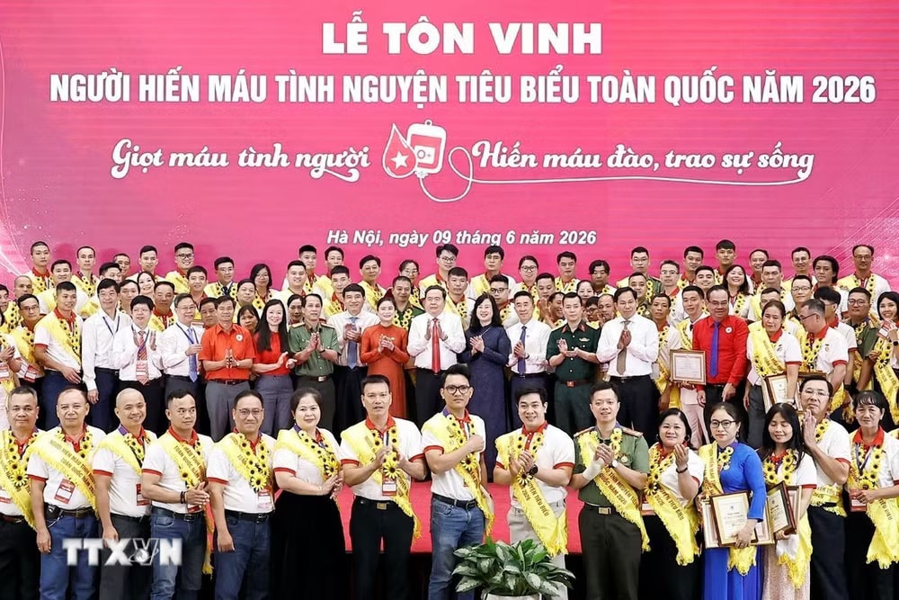 ttxvn-chu-tich-quoc-hoi-du-le-ton-vinh-nguoi-hien-mau-tinh-nguyen-tieu-bieu-toan-quoc-0906-13.jpg