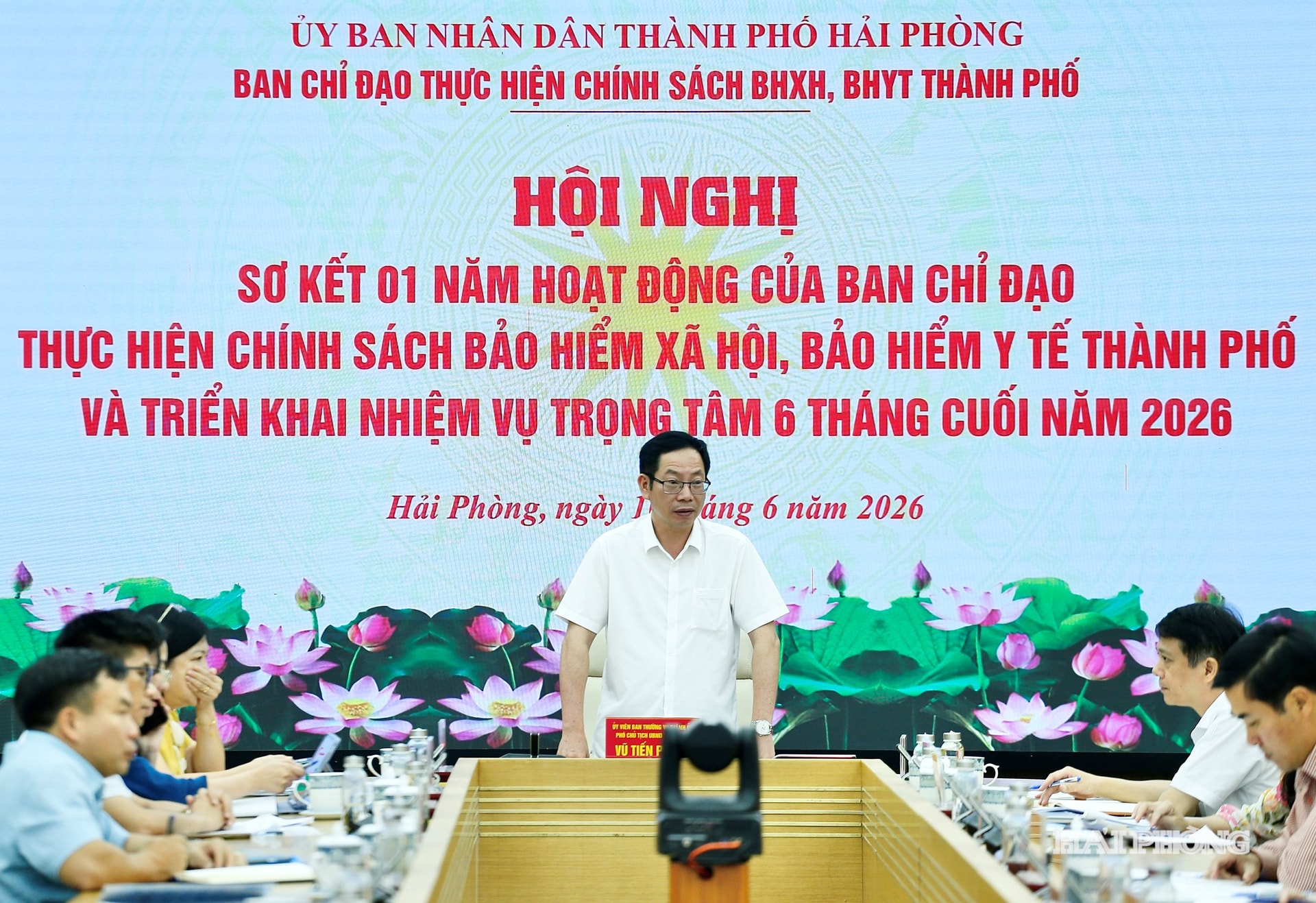 Đồng chí Vũ Tiến Phụng, Uỷ viên ban Thường vụ Thành ủy, Phó chủ tịch UBND thành phố phát biểu chỉ đạo tại hội nghị.