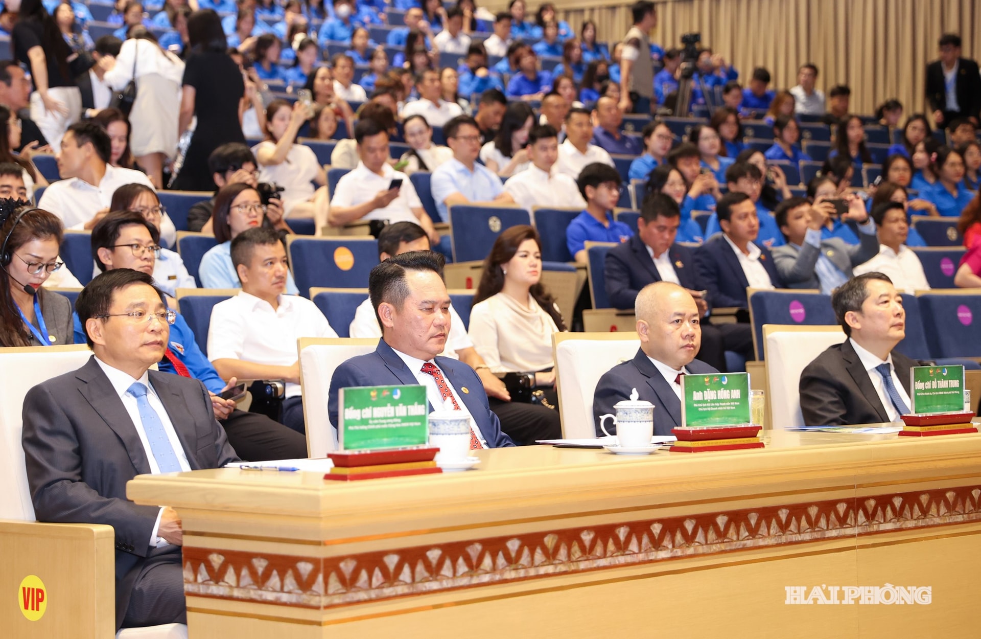 Các đồng chí lãnh đạo, đại biểu dự buổi lễ