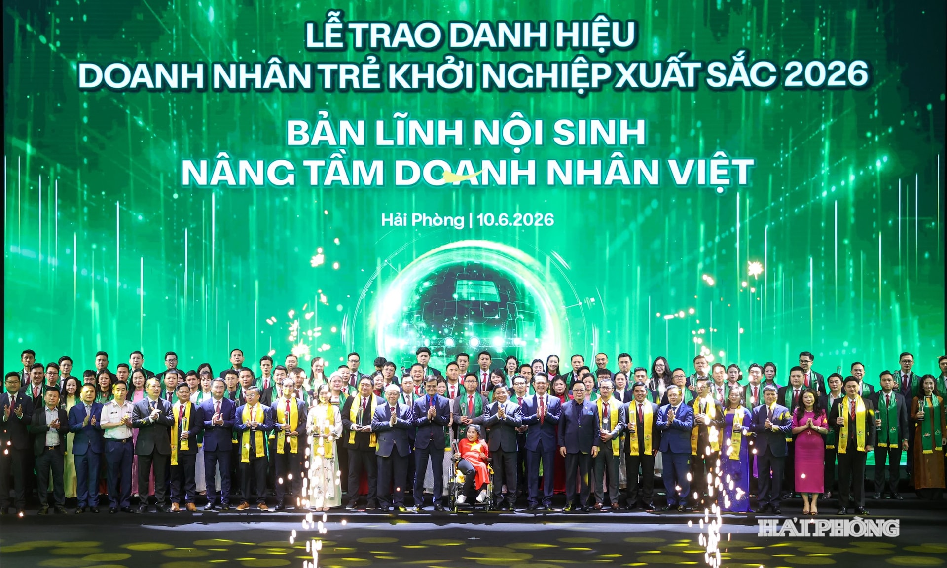 Các đồng chí lãnh đạo Chính phủ, Trung ương Đoàn, thành phố cùng top 10, top 100 doanh nhân trẻ khởi nghiệp xuất sắc năm 2026