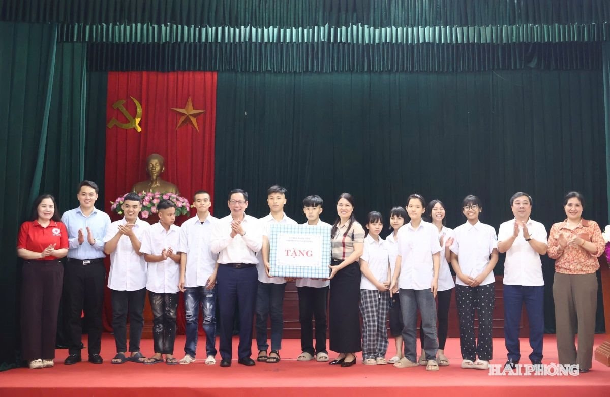 bao-ve-tre-em-hoan-canh-dac-biet.jpg