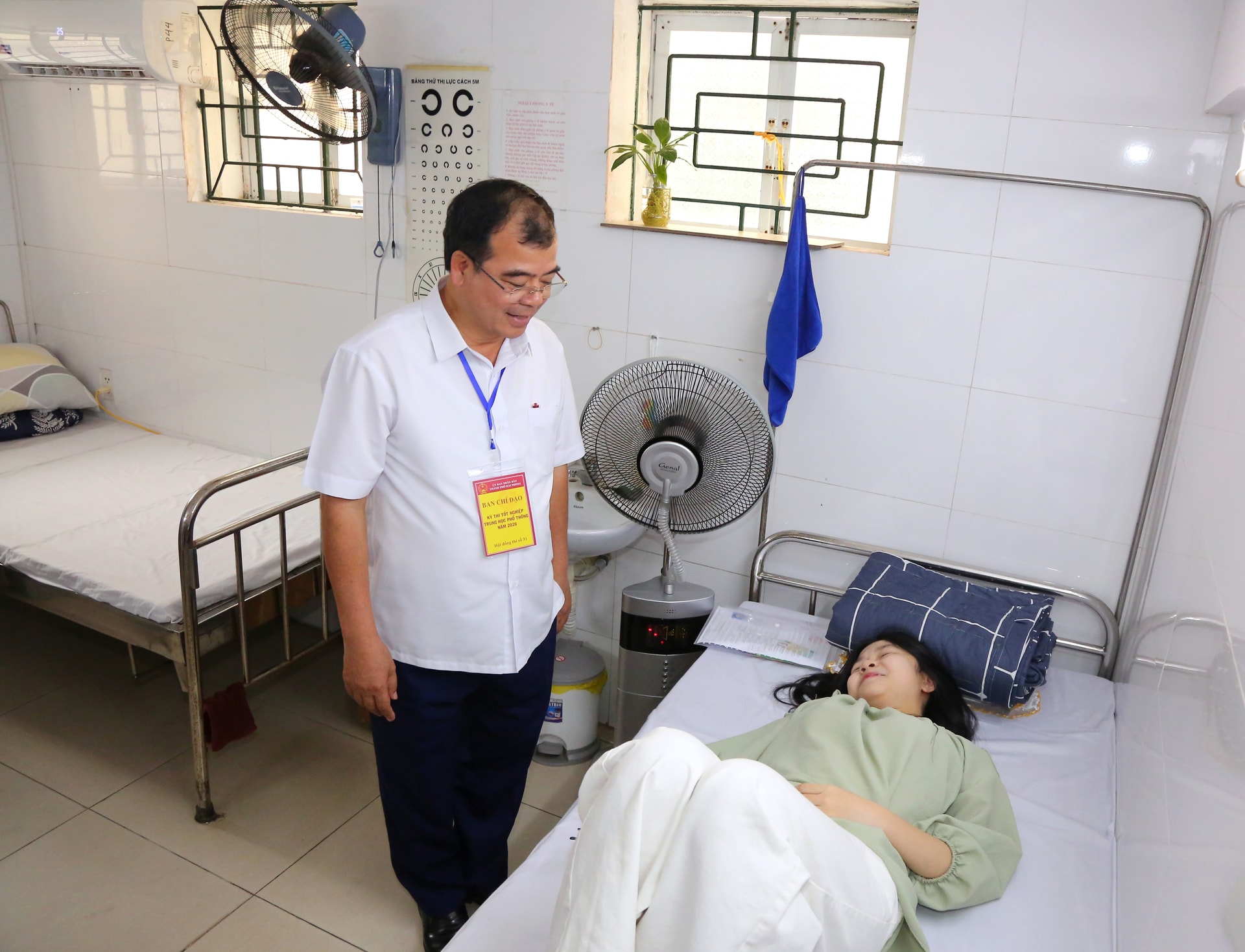 Đồng chí Nguyễn Minh Hùng, Phó Chủ tịch UBND thành phố thăm hỏi động viên thí sinh dự thi bị hạ đường huyết