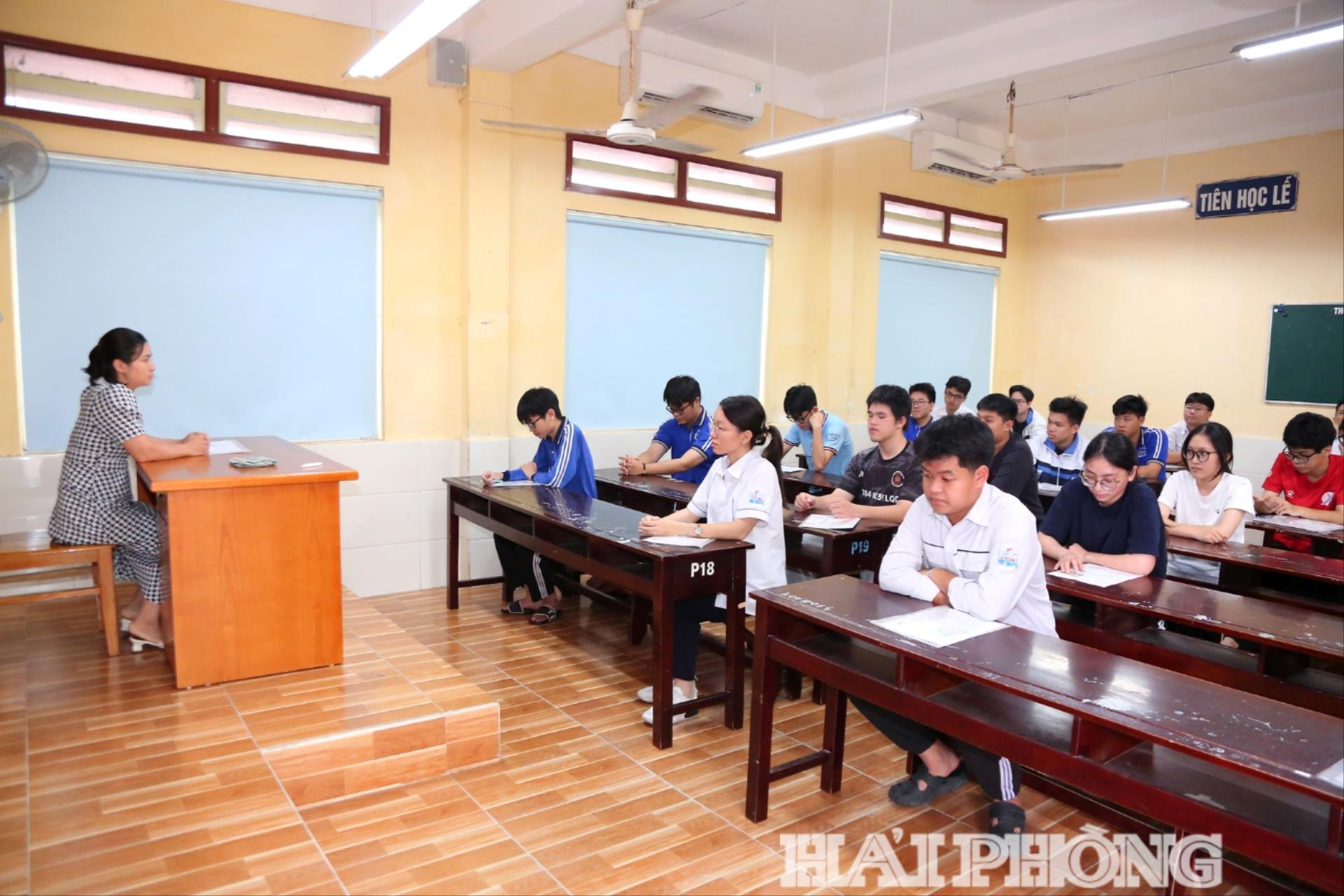 Các thí sinh làm thủ tục dự thi tốt nghiệp THPT Quốc gia tại điểm thi Trường THPT Lê Quý Đôn