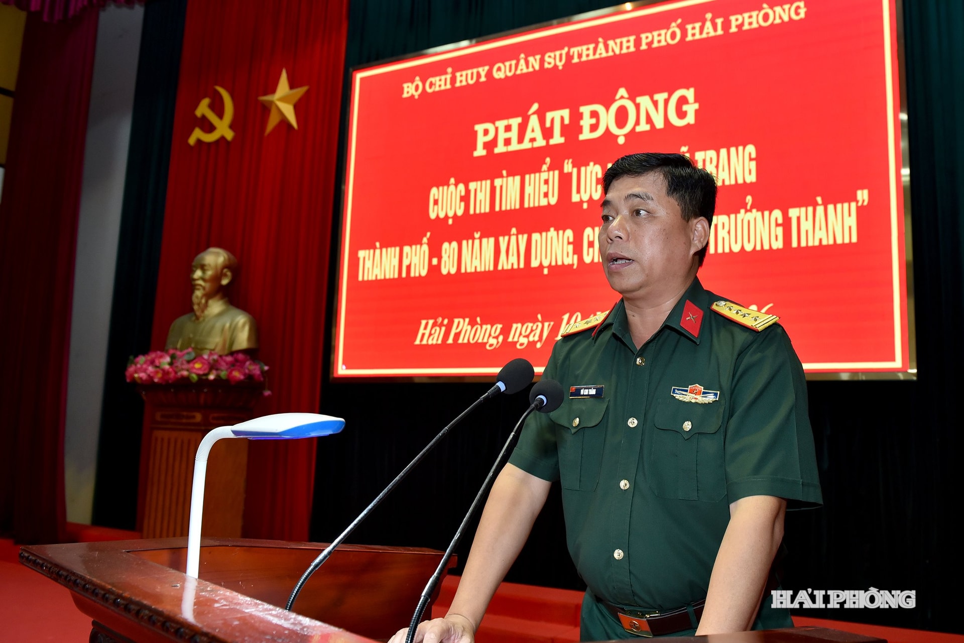 Đại tá Vũ Kim Thắng, Phó Chính uỷ Bộ CHQS thành phố phát biểu phát động cuộc thi.
